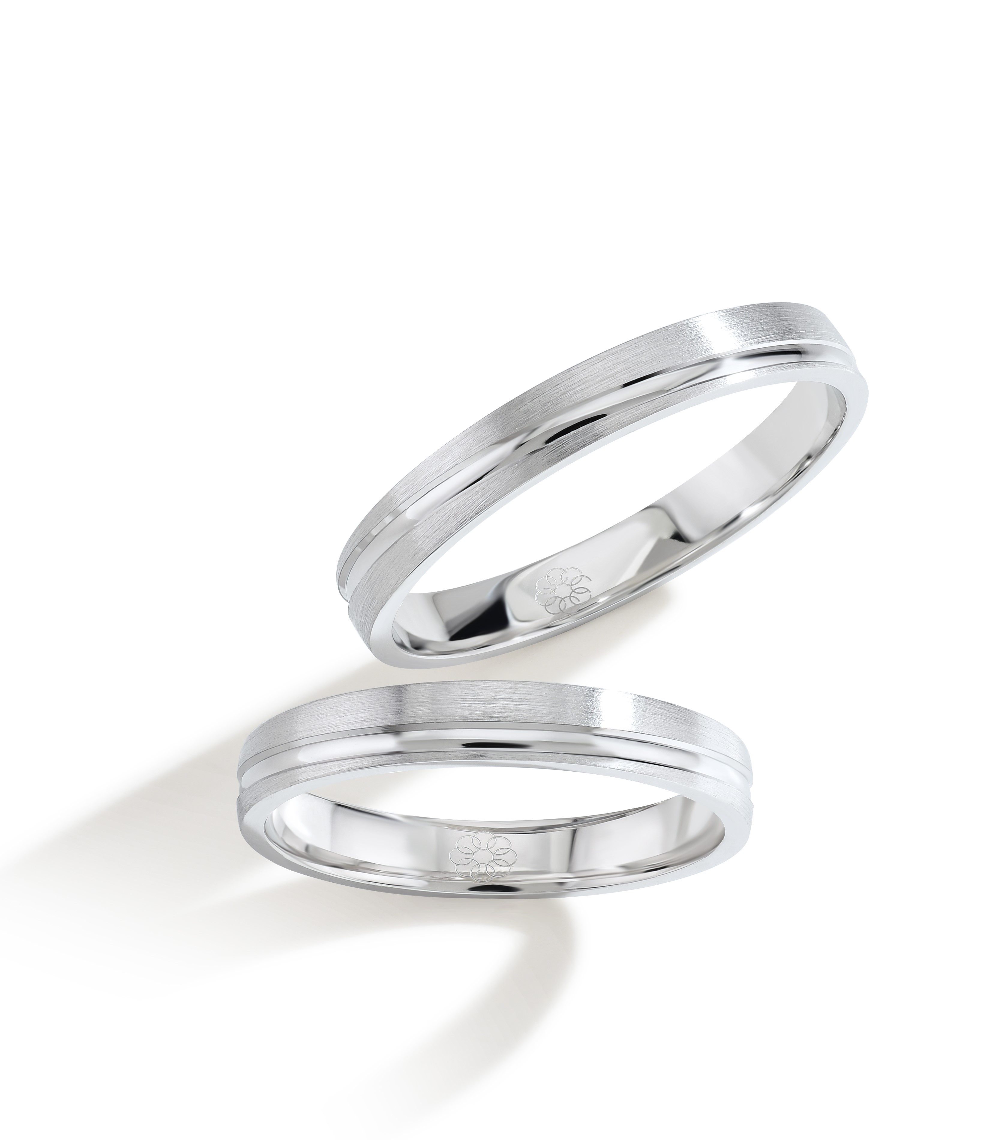 De BU001 WitGouden trouwringen zijn 3MM breed en hebben een geborstelde afwerking met een glanzende lijn. Deze trouwringen vallen onder de categorie sieraden en zijn specifiek ringen. Draag deze elegante ringen als symbolen van eeuwige liefde en trouw, passend bij elke speciale gelegenheid. Perfect voor zowel dagelijks gebruik als bijzonderemomenten.