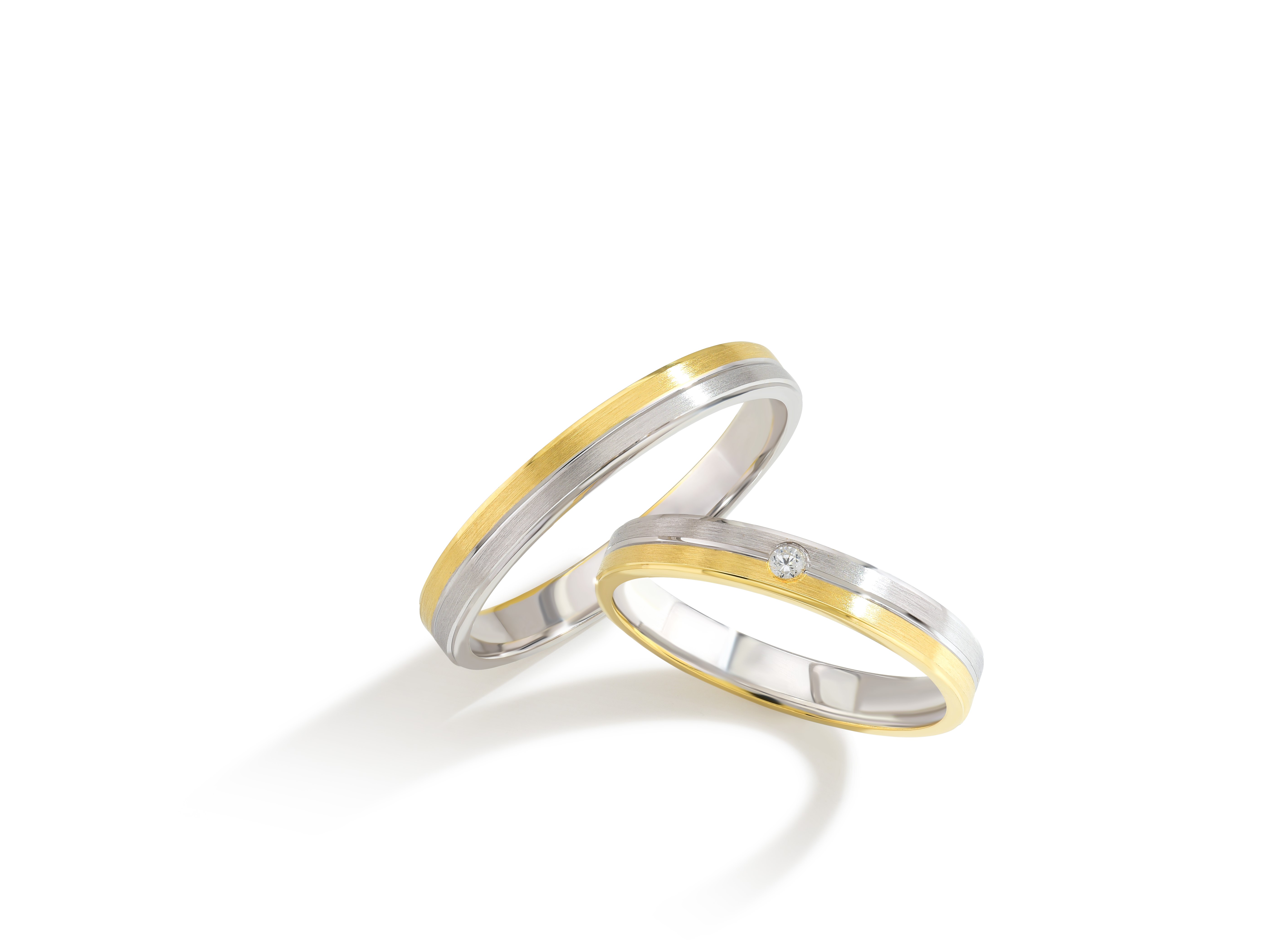 De BU002 bi-color gouden trouwringen combineren elegantie en vakmanschap. Met hun onderscheidende tweekleurige ontwerp zijn ze perfect als symbool van verbondenheid. Deze ringen vallen onder de categorie "sieraad" en het type "ring", ideaal als trouwring. Draag ze dagelijks aan de ringvinger van je linkerhand als teken van eeuwige liefde en toewijding.