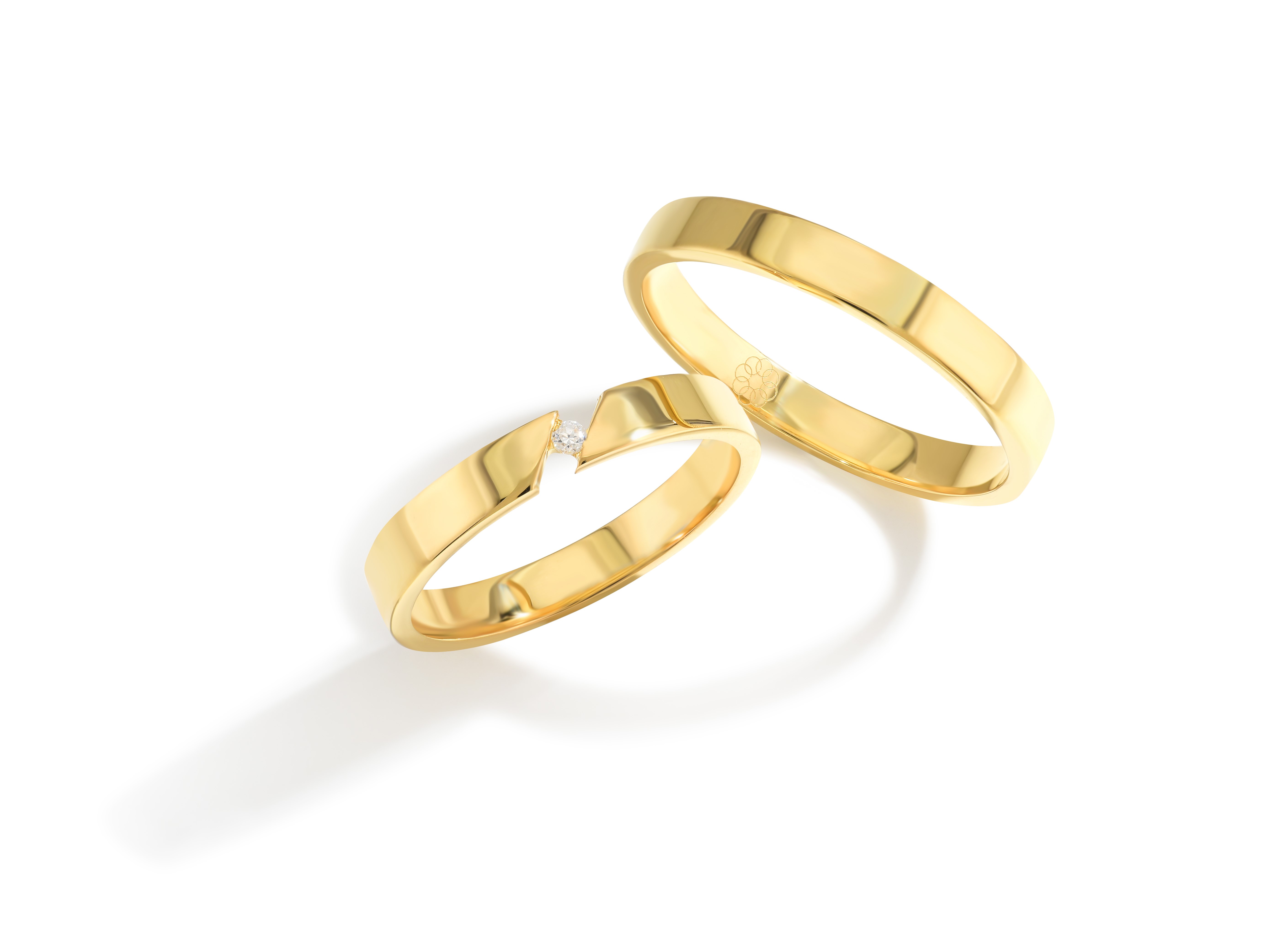 De BU003 geelgouden trouwringen zijn prachtige sieraden die verfijning en elegantie uitstralen. Met hun tijdloze ontwerp zijn ze perfect voor elke gelegenheid. Draag deze ringen dagelijks om hun schoonheid en betekenis te koesteren. Ze zijn het beste te dragen als symbool van liefde en verbintenis. Perfect voor jullie speciale dag en het dagelijks vieren van jullie liefde.