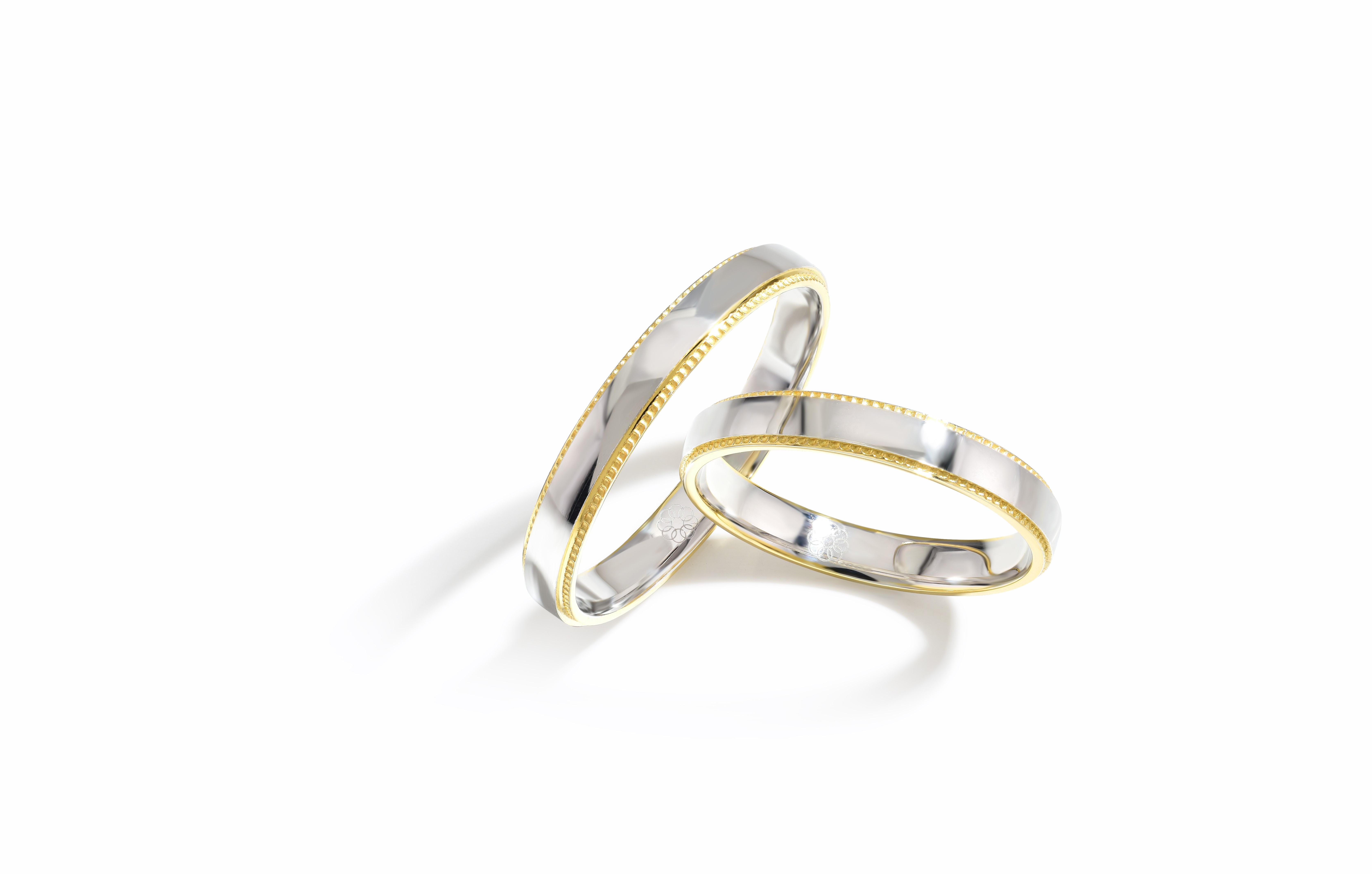 De Bi-color gouden trouwringen met modelnummer BU004 zijn perfect voor wie een elegante en tijdloze uitstraling zoekt. Gemaakt van hoogwaardig bi-color goud, stralen deze ringen luxe uit. De beste manier om deze ringen te dragen is aan de ringvinger van de linkerhand, wat een symbool is van eeuwige liefde en verbintenis in veel culturen.