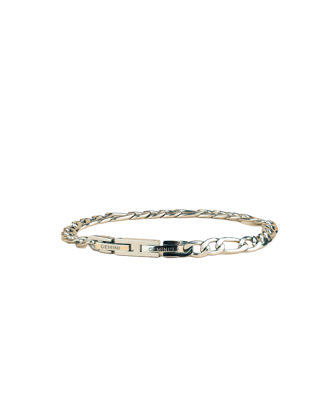 De Fortis Silver armband is een prachtige 5mm figaro armband met een op maat gemaakte sluiting. Hij is +-1 cm verstelbaar, dus je hoeft je niet al te veel zorgen te maken over de maatvoering.

De armband is gemaakt van duurzaam 316L roestvrij staal en is met de grootste zorg afgewerkt.
