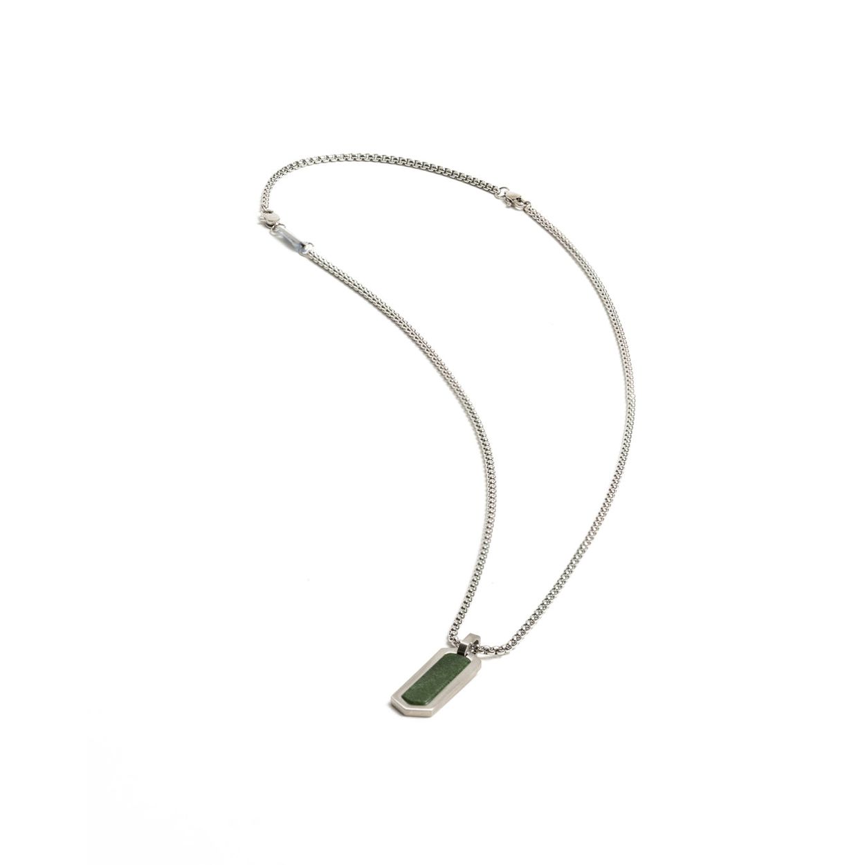 De Roma Silver Green halsketting is gemaakt van duurzaam roestvrij staal en afgewerkt met groene obsidiaan steen. Obsidiaan is een natuurlijk vulkanisch glas dat gevormd wordt wanneer lava snel afkoelt, waardoor een glad, donkergroen oppervlak ontstaat. Obsidiaan staat bekend om zijn beschermende kwaliteiten en wordt al eeuwenlang door verschillende culturen gebruikt als een krachtig schild tegen negatieve energie. Men gelooft dat het helpt om de geest helder te maken.

De ketting is gemaakt van hoogwaardig 316L roestvrij staal. De lengte van de ketting is 45 cm en bij elke ketting wordt een verlengkettinkje van 10 cm geleverd.