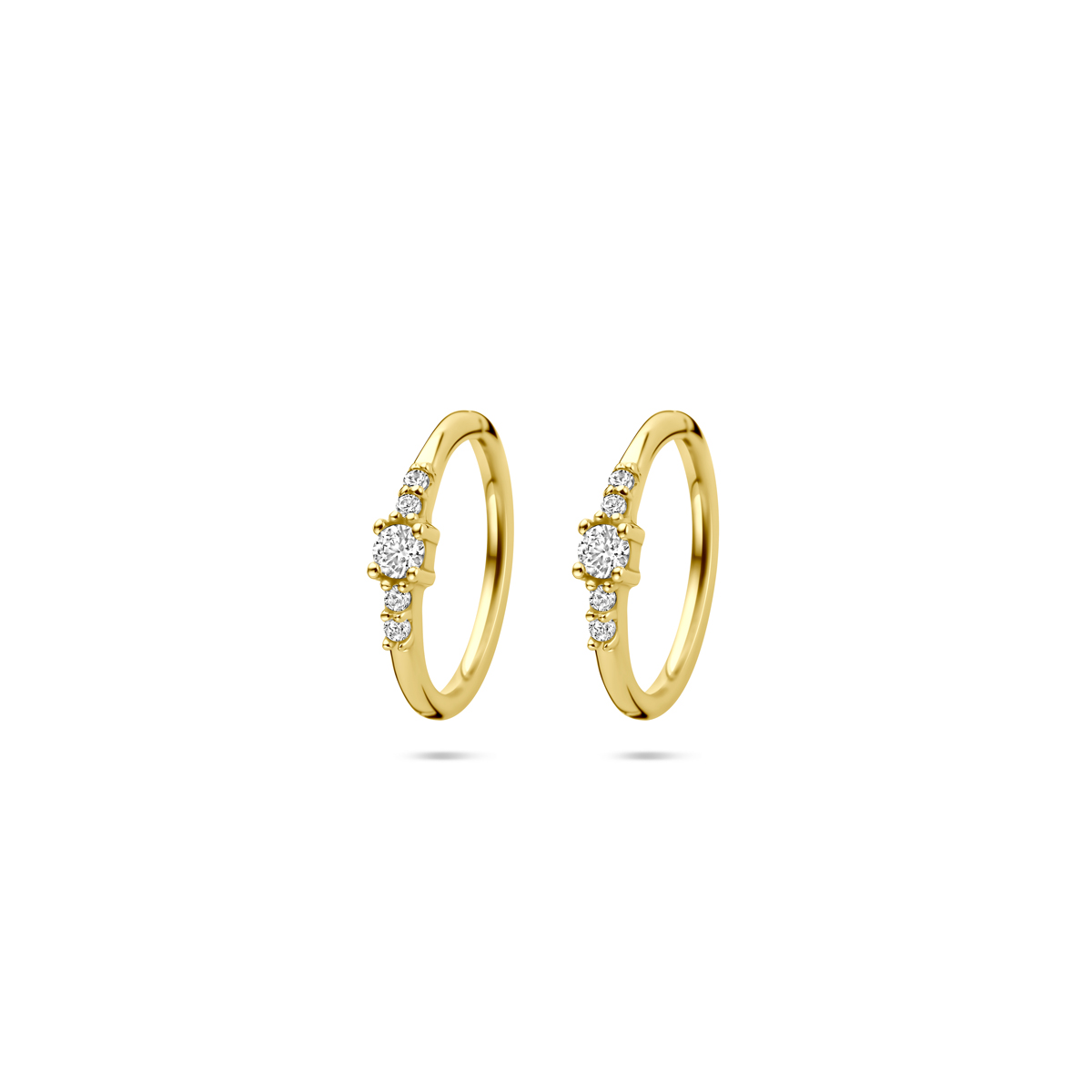 14k Geelgouden oorringen uitgevoerd met zirkonia. De oorringen hebben een diameter van 12mm.