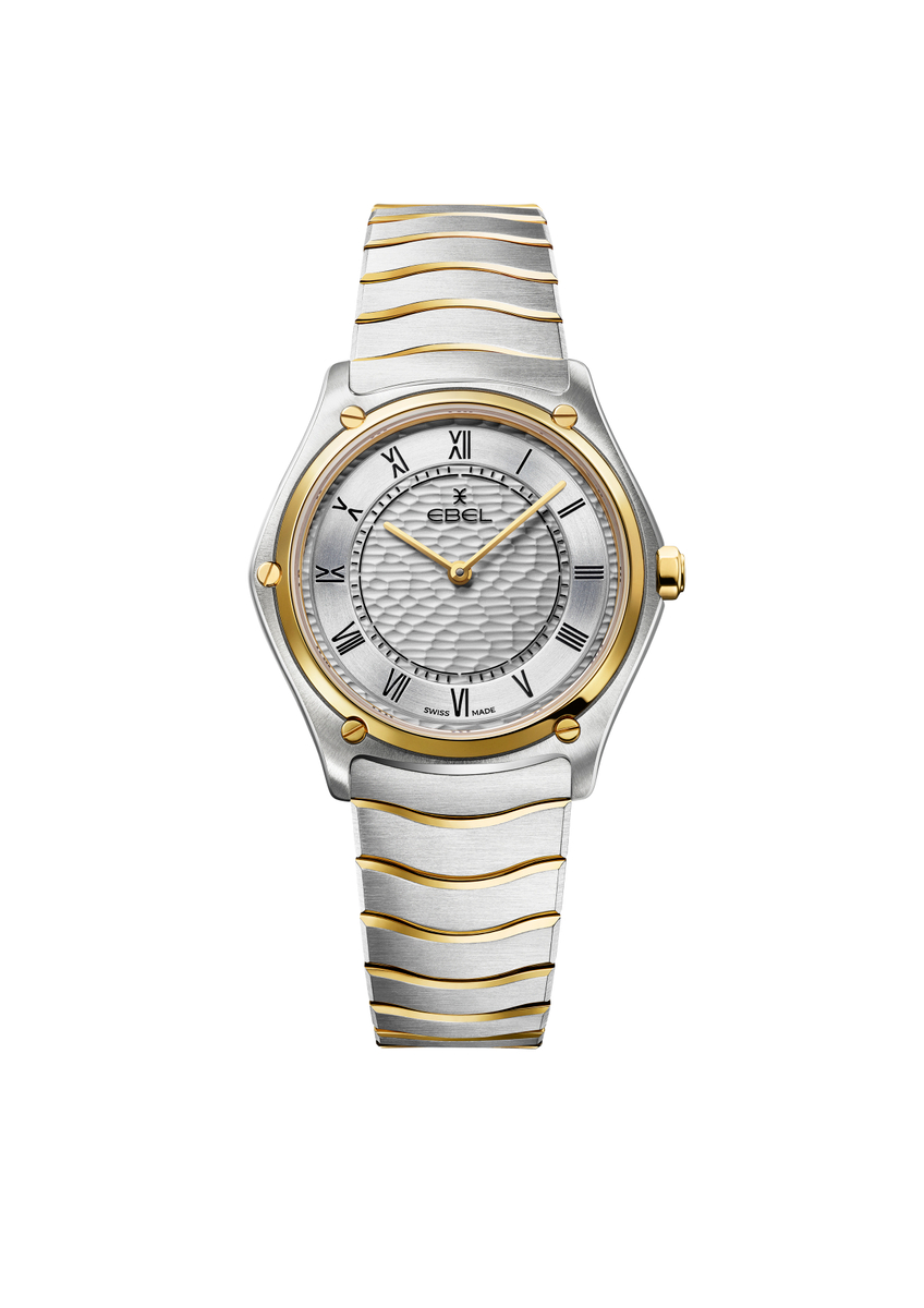 
EBEL Sport Classic
EBEL Sport Classic dameshorloge, kast van roestvrij staal en 18-karaats geelgoud, Ø 33 mm, witte zilveren wijzerplaat met Romeinse cijfers gegraveerd en zwart geverfd, golfpatroon, saffierglas met antireflectie behandeling aan de onderkant, tweekleurige roestvrijstalen golfschakelband met vouwsluiting, Zwitsers quartz-uurwerk, waterbestendig tot 5 bar