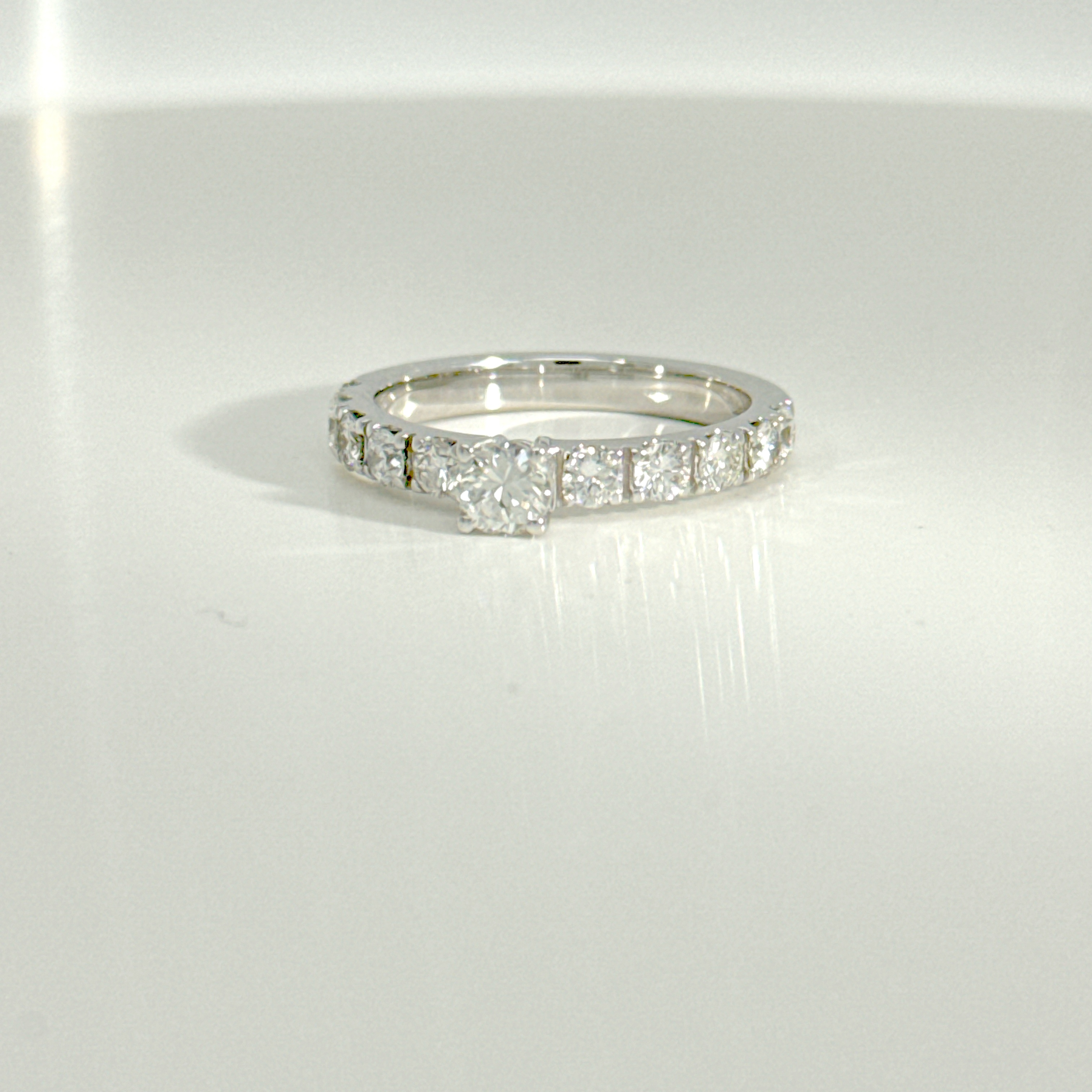 solitair wg 0.32ct + 0.6ct
Unieke verlovingsring in 18 karaat witgoud
Een tijdloos symbool van liefde, met een centrale briljant van 0.32 karaat die elegant omringd wordt door 10 schitterende zijstenen van telkens 0.06 karaat. Deze ring is een exclusieve eigen creatie – ontworpen met oog voor detail en met het hart als kompas. Een uniek juweel voor een uniek moment.