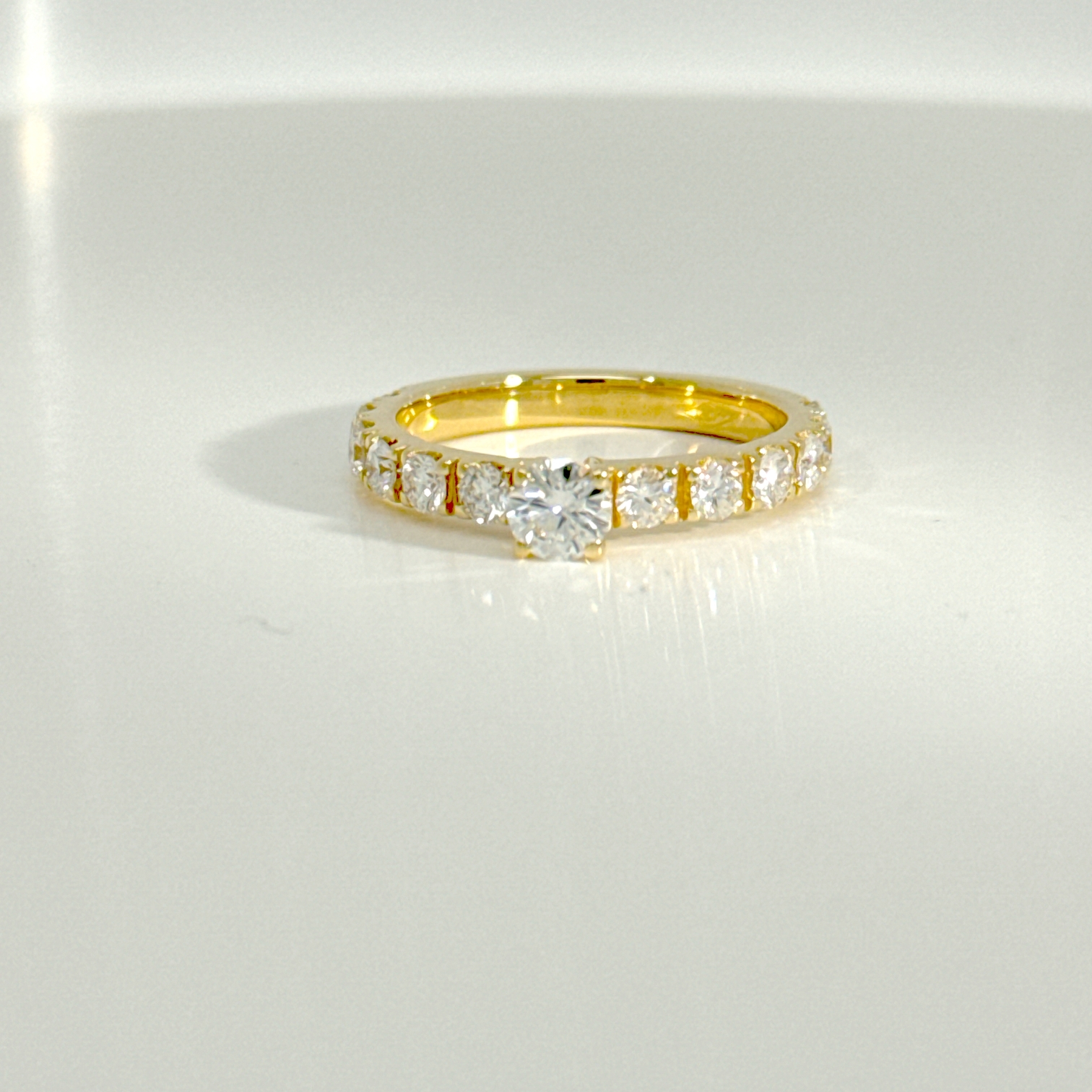 Unieke verlovingsring in 18 karaat geelgoud
Een tijdloos symbool van liefde, met een centrale briljant van 0.20 karaat die elegant omringd wordt door 12 schitterende zijstenen van telkens 0.035 karaat. Deze ring is een exclusieve eigen creatie – ontworpen met oog voor detail en met het hart als kompas. Een uniek juweel voor een uniek moment.