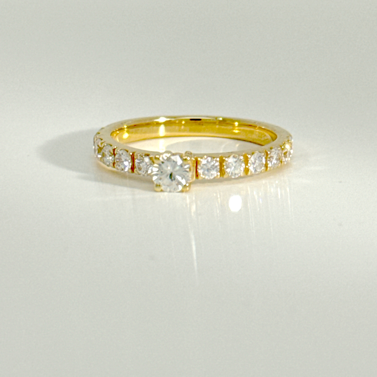 Unieke verlovingsring in 18 karaat geelgoud
Een tijdloos symbool van liefde, met een centrale briljant van 0.32 karaat die elegant omringd wordt door 12 schitterende zijstenen van telkens 0.06 karaat. Deze ring is een exclusieve eigen creatie – ontworpen met oog voor detail en met het hart als kompas. Een uniek juweel voor een uniek moment.