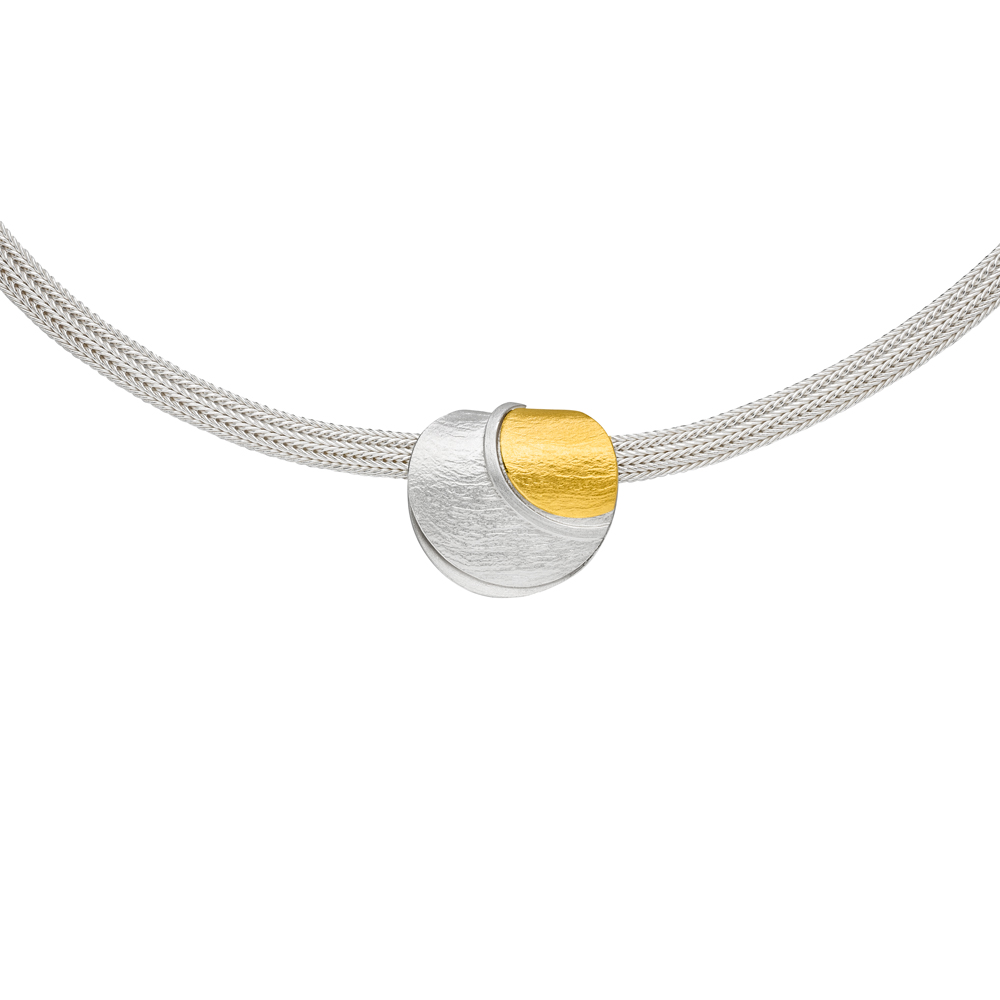Manu Schmuck zilveren met 22kt. gouden collier met gekrulde hanger, lengte 45cm.