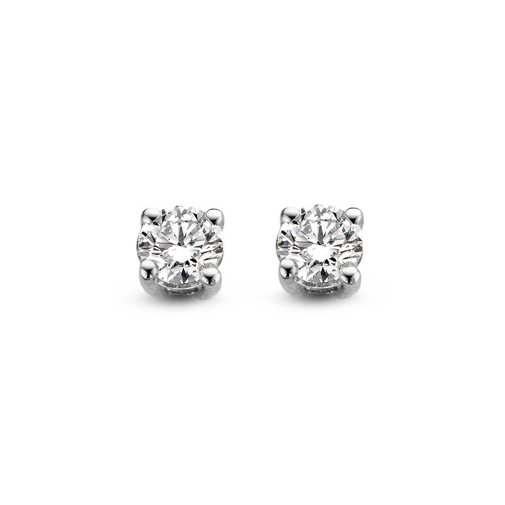 De Olivia oorstekers zijn onderdeel van onze schitterende solitair serie. Deze collectie bevat solitair sieraden die stralen in hun elegantie en eenvoud. Een echte must-have in iedere sieradencollectie!

Kies zelf de gewenste steengrootte van jouw diamanten. De stijlvolle Oliviaoorbellenzijn in verschillende maten beschikbaar. De oorstekers zijn aan de achterzijde voorzien van stevige schuifjes, waardoor ze veilig in het oor zitten.

De Olivia oorbellen zijnonderdeel van een set, in onze collectie zijn bijpassende hangers en een ring te vinden.


