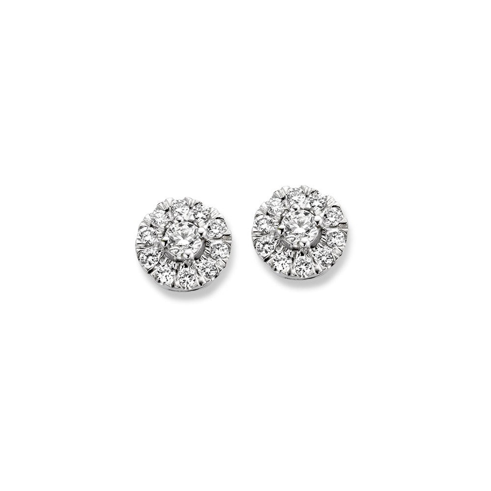 Emma is een serie schitterende sieraden met entourage zetting. De ronde middensteen (briljant geslepen) wordt hierbij omringd door kleinere briljanten. Kies zelf de gewenste steengrootte van jouw diamant. De Emma oorstekers zijn in verschillende maten beschikbaar.

Deze oorbellen hebben eenheldere gerhodineerd, witgouden zetting met diamant. De oorstekers zijn voorzien van stevige witgouden schuifjes, waardoor ze stevig in het hoor blijven zitten.

De Emma oorbellen zijn onderdeel van een set, in onze collectie zijn bijpassende colliers en een ring te vinden.



