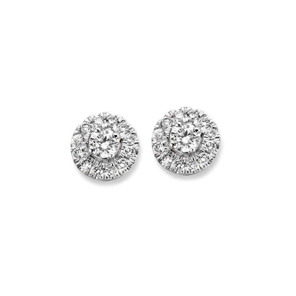 Emma is een serie schitterende sieraden met entourage zetting. De ronde middensteen (briljant geslepen) wordt hierbij omringd door kleinere briljanten. Kies zelf de gewenste steengrootte van jouw diamant. De Emma oorstekers zijn in verschillende maten beschikbaar.

Deze oorbellen hebben eenheldere gerhodineerd, witgouden zetting met diamant. De oorstekers zijn voorzien van stevige witgouden schuifjes, waardoor ze stevig in het hoor blijven zitten.

De Emma oorbellen zijn onderdeel van een set, in onze collectie zijn bijpassende colliers en een ring te vinden.


