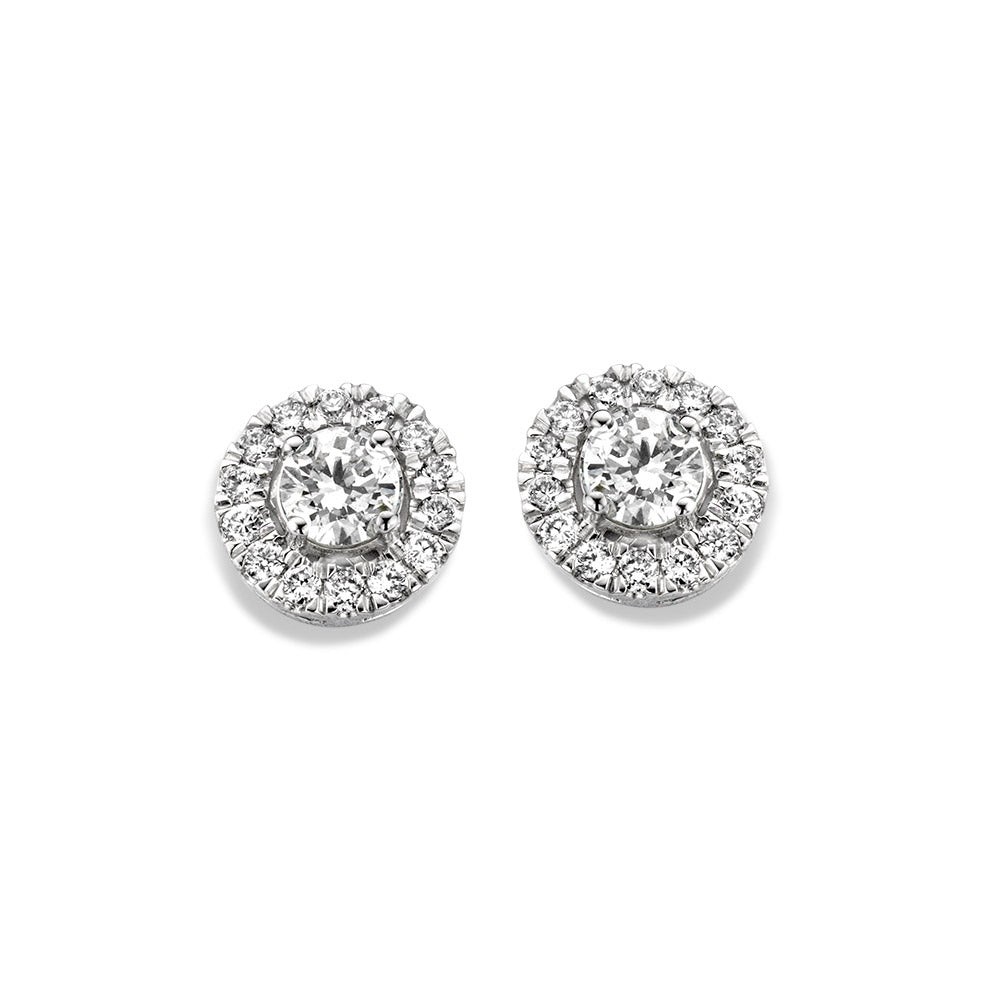 Emma is een serie schitterende sieraden met entourage zetting. De ronde middensteen (briljant geslepen) wordt hierbij omringd door kleinere briljanten. Kies zelf de gewenste steengrootte van jouw diamant. De Emma oorstekers zijn in verschillende maten beschikbaar.

Deze oorbellen hebben eenheldere gerhodineerd, witgouden zetting met diamant. De oorstekers zijn voorzien van stevige witgouden schuifjes, waardoor ze stevig in het hoor blijven zitten.

De Emma oorbellen zijn onderdeel van een set, in onze collectie zijn bijpassende colliers en een ring te vinden.


