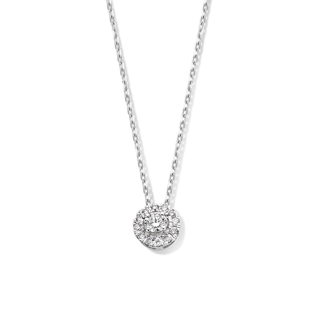 Emma is een serie schitterende sieraden met entourage zetting.De ronde middensteen (briljant geslepen) wordt hierbij omringd door kleinere briljanten. Kies zelf de gewenste steengrootte van jouw diamant.De Emma hanger isin verschillende maten beschikbaar.

Het Emma collier heeft naast de heldere witgouden zetting met diamant een prachtig witgouden ankercollier. Deze schakel is niet alleen mooi in haar eenvoud, maar bovendien erg sterk.

Collier Emma is onderdeel van een set, in onze collectie zijn bijpassende oorbellen en een ring te vinden.

Op de foto's is collier Emma met 0,20 crt. de bovenste van de twee.
