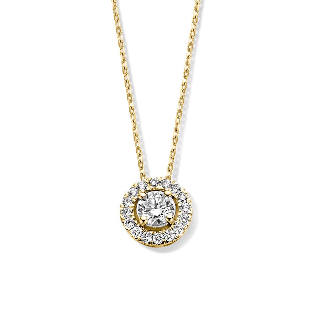 Emma is een serie schitterende sieraden met entourage zetting.De ronde middensteen (briljant geslepen) wordt hierbij omringd door kleinere briljanten. Kies zelf de gewenste steengrootte van jouw diamant.De Emma hanger isin verschillende maten beschikbaar.

Het Emma collier heeft naast de heldere zetting met diamant een prachtig 18ktgeelgouden ankercollier. Deze schakel is niet alleen mooi in haar eenvoud, maar bovendien erg sterk.

Collier Emma is onderdeel van een set, in onze collectie zijn bijpassende oorbellen en een ring te vinden.

