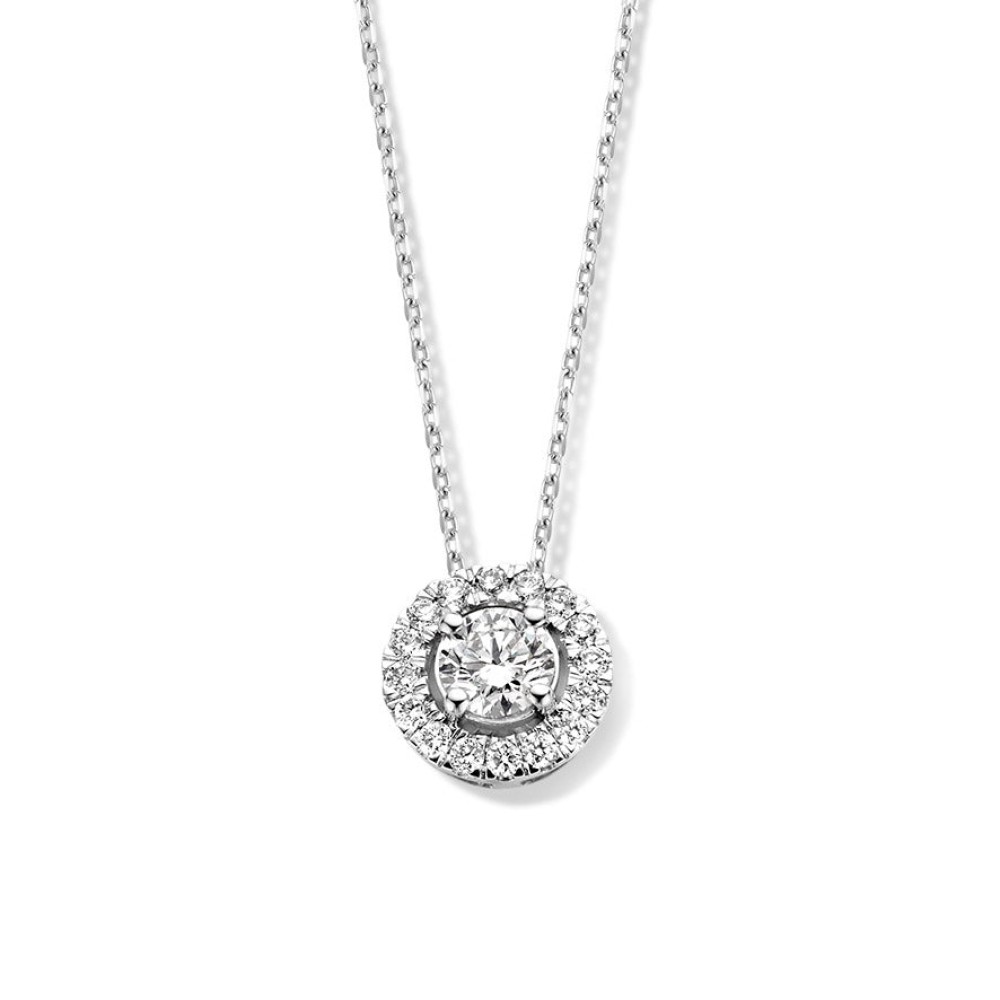 Emma is een serie schitterende sieraden met entourage zetting.De ronde middensteen (briljant geslepen) wordt hierbij omringd door kleinere briljanten. Kies zelf de gewenste steengrootte van jouw diamant.De Emma hanger isin verschillende maten beschikbaar.

Het Emma collier heeft naast de heldere witgouden zetting met diamant een prachtig witgouden ankercollier. Deze schakel is niet alleen mooi in haar eenvoud, maar bovendien erg sterk.

Collier Emma is onderdeel van een set, in onze collectie zijn bijpassende oorbellen en een ring te vinden.


