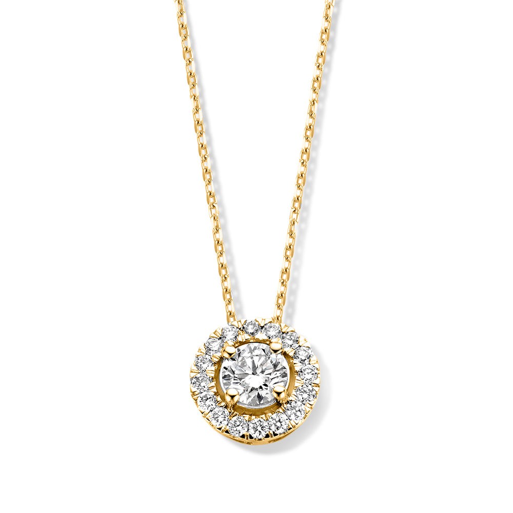 Emma is een serie schitterende sieraden met entourage zetting.De ronde middensteen (briljant geslepen) wordt hierbij omringd door kleinere briljanten. Kies zelf de gewenste steengrootte van jouw diamant.De Emma hanger isin verschillende maten beschikbaar.

Het Emma collier heeft naast de schitterendegouden zetting met diamant een prachtig warm geelgouden ankercollier. Deze schakel is niet alleen mooi in haar eenvoud, maar bovendien erg sterk.

Collier Emma is onderdeel van een set, in onze collectie zijn bijpassende oorbellen en een ring te vinden.

Collier Emma met 0,75 crt. is de onderste van de twee gedragen colliers op de foto's.
