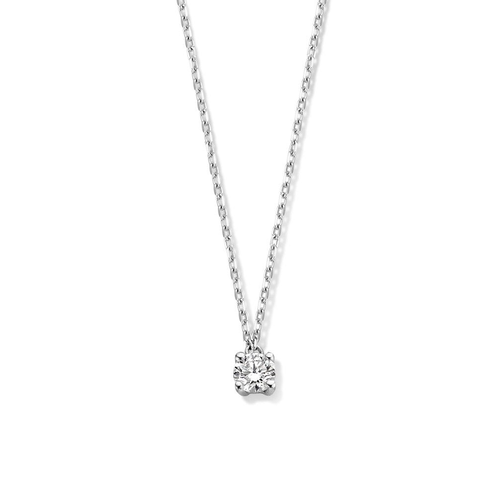 Collier Olivia in onderdeel van onze schitterende solitair serie.Deze collectie bevat solitair sieraden die stralen in hun elegantie en eenvoud. Kies zelf de gewenste steengrootte van jouw diamant.De stijlvolle Oliviahanger isin verschillende maten beschikbaar.

Bij het Olivia collier hangt de fonkelende diamant in gouden zetting aan een mooi en tegelijk sterke ketting met ankerschakel.

Collier Olivia is onderdeel van een set, in onze collectie zijn bijpassende oorbellen en een ring te vinden.
