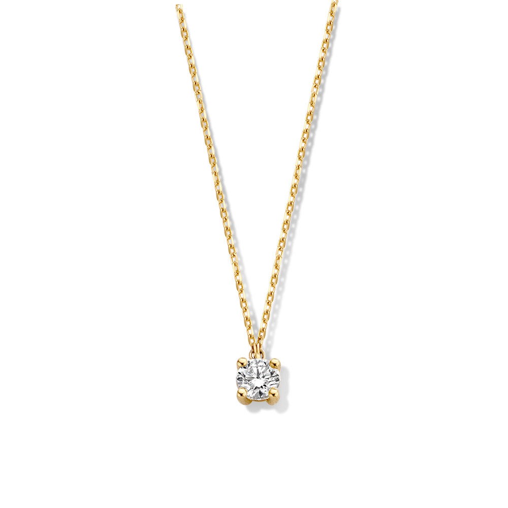 Collier Olivia in onderdeel van onze schitterende solitair serie.Deze collectie bevat solitair sieraden die stralen in hun elegantie en eenvoud. Kies zelf de gewenste steengrootte van jouw diamant.De Oliviahanger isin verschillende maten beschikbaar.

Bij het Olivia collier hangt de fonkelende diamant in gouden zetting aan een mooi en tegelijk sterke ketting met ankerschakel.

Collier Olivia is onderdeel van een set, in onze collectie zijn bijpassende oorbellen en een ring te vinden.


