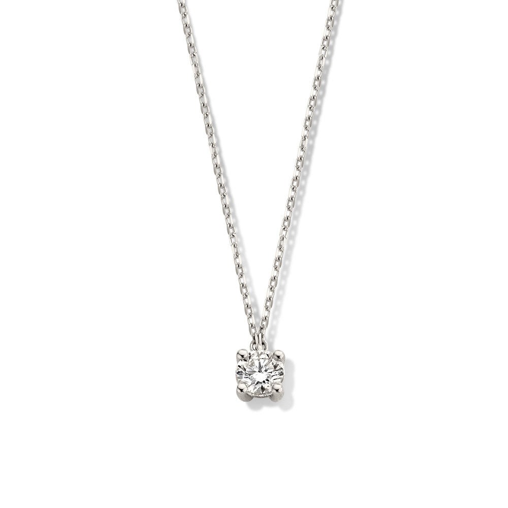 Collier Olivia in onderdeel van onze schitterende solitair serie.Deze collectie bevat solitair sieraden die stralen in hun elegantie en eenvoud. Kies zelf de gewenste steengrootte van jouw diamant.De stijlvolle Oliviahanger isin verschillende maten beschikbaar.

Bij het Olivia collier hangt de fonkelende diamant in gouden zetting aan een mooi en tegelijk sterke ketting met ankerschakel.

Collier Olivia is onderdeel van een set, in onze collectie zijn bijpassende oorbellen en een ring te vinden.
