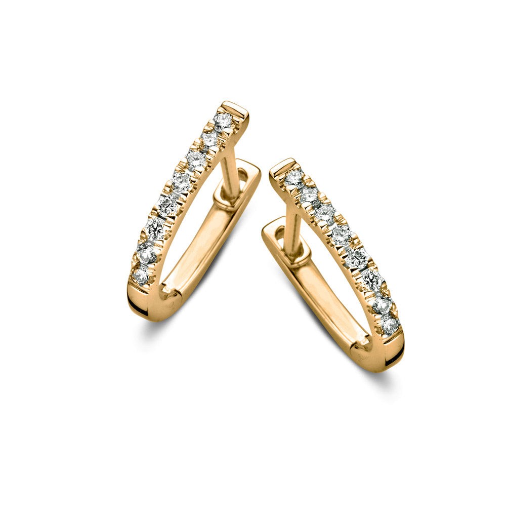 Millie is een prachtige serie met diamanten in fonkelende pavézetting. De Millie oorbellen hebben tegelijk een tijdloze en elegante uitstraling. Kies zelf de gewenste steengrootte van jouw diamant.De stijlvolle Millie oorringen zijn in verschillende maten beschikbaar.

De Millie oorringen hebben een scharnier en stevig klapsysteem, waardoor ze extra stevig zullen sluiten.

De Millie collectie bevat naast oorbellen, ook prachtige (aanschuif)ringen. Een topcollectie om eindeloos mee te combineren!


