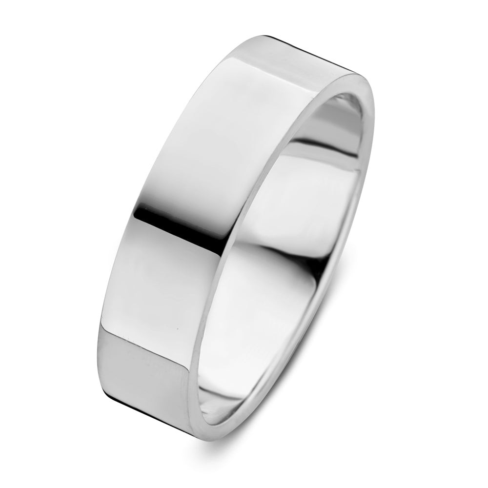 Sam is de prachtige strakke ring uit onze trouwringen collectie! Ook onze trouwringen zijn uiteraard gecreëerd met duurzame materialen. We gebruiken uitsluitend 18 karaat gerecycled goud voor de trouwringen.En alle trouwringenen verlovingsringen zijn dankzij hun vormperfect te combineren zijn met de andere ringen uit de Aurore collectie.

De Sam is ook leverbaar in geelgoud.
