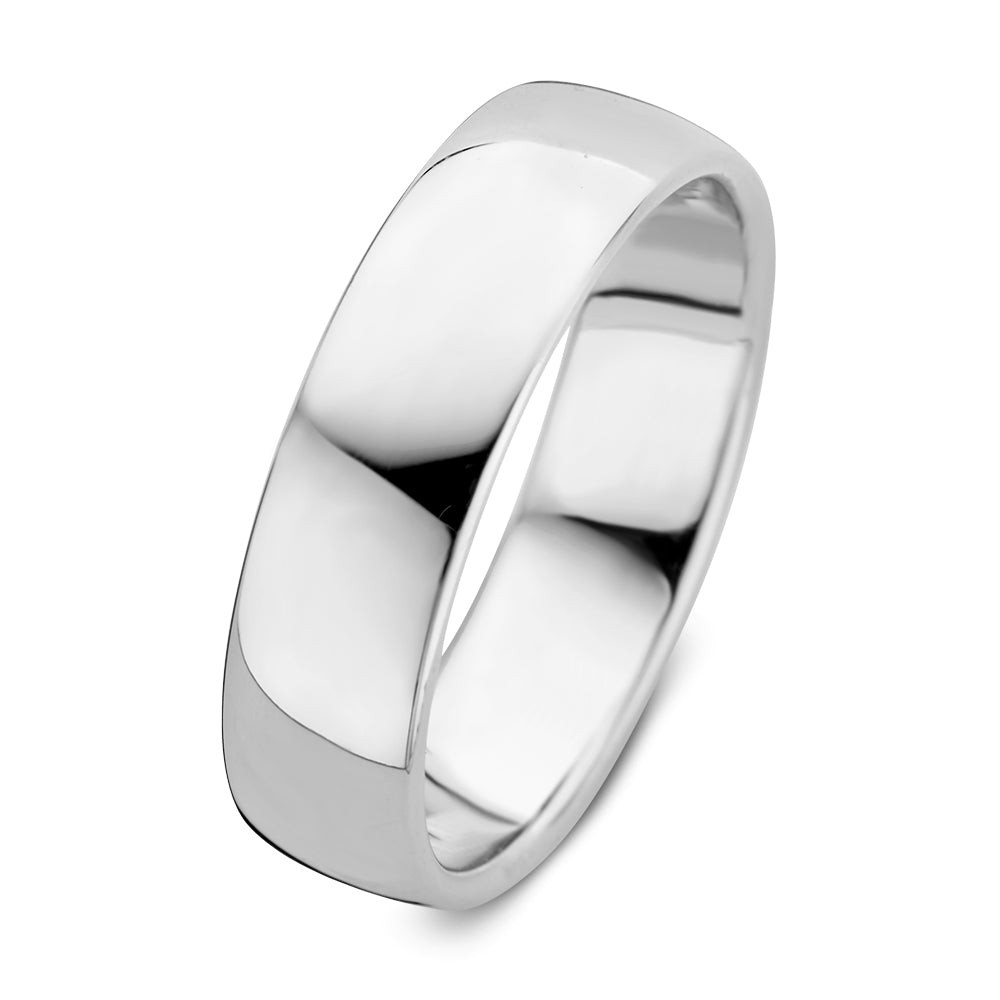 Jess is de prachtige allrounderring uit onze trouwringen collectie! Deze ring zit precies tussen een 'strakke' en 'bolle' uitstraling in.

Uiteraard volledig gecreëerd met duurzame materialen. We gebruiken uitsluitend 18 karaat gerecycled goud voor de trouwringen.En alle trouwringenen verlovingsringen zijn dankzij hun vormperfect te combineren zijn met de andere ringen uit de Aurore collectie.

De Jess is ook leverbaar in geelgoud.

