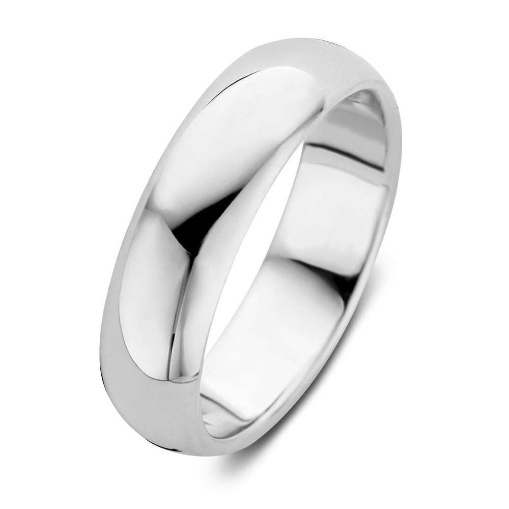 Bowie is de prachtige bolle ring uit onze trouwringen collectie! Ook onze trouwringen zijn uiteraard gecreëerd met duurzame materialen. We gebruiken uitsluitend 18 karaat gerecycled goud voor de trouwringen.En alle trouwringenen verlovingsringen zijn dankzij hun vormperfect te combineren zijn met de andere ringen uit de Aurore collectie.

De Bowie is ook leverbaar in geelgoud.
