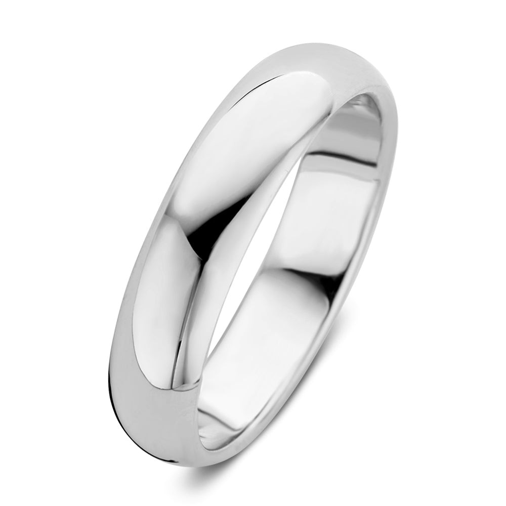 Bowie is de prachtige bolle ring uit onze trouwringen collectie! Ook onze trouwringen zijn uiteraard gecreëerd met duurzame materialen. We gebruiken uitsluitend 18 karaat gerecycled goud voor de trouwringen.En alle trouwringenen verlovingsringen zijn dankzij hun vormperfect te combineren zijn met de andere ringen uit de Aurore collectie.

De Bowie is ook leverbaar in geelgoud.


