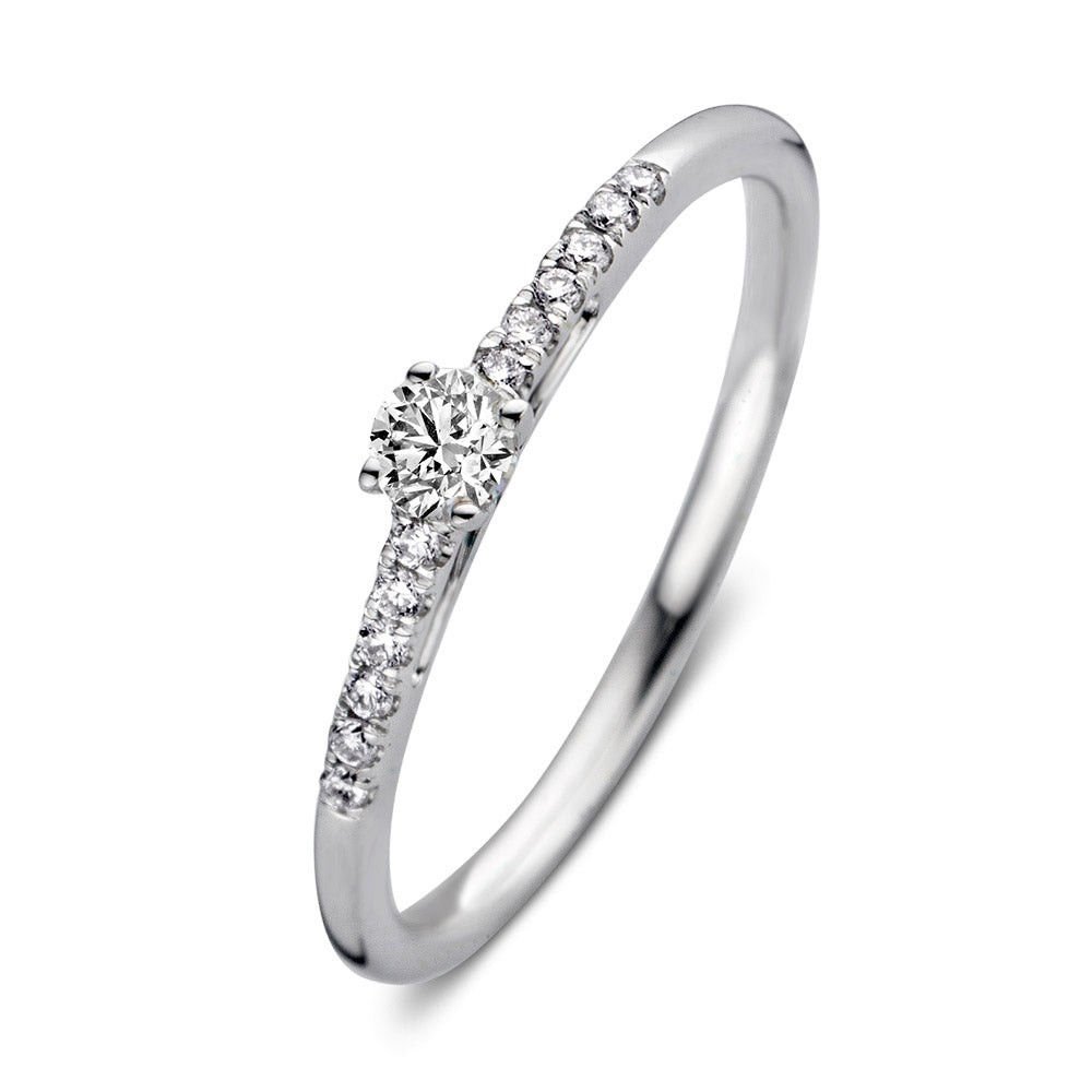 Ring Mary is een absoluut plaatje om te zien. Deze moderne klassieker bevat een prachtige briljant in vierpootszetting omgeven door fijnere briljanten in de scheen. Dankzij de open zetting vangt de diamant veel licht enschittert hij optimaal. Mary is prachtig te combineren met een gladde of diamanten rijring. Probeer haar voor extra sparkle bijvoorbeeld eens samen metring Millie.

Kies zelf de gewenste steengrootte van jouw diamanten. Ring Mary isin verschillende matenverkrijgbaar.


