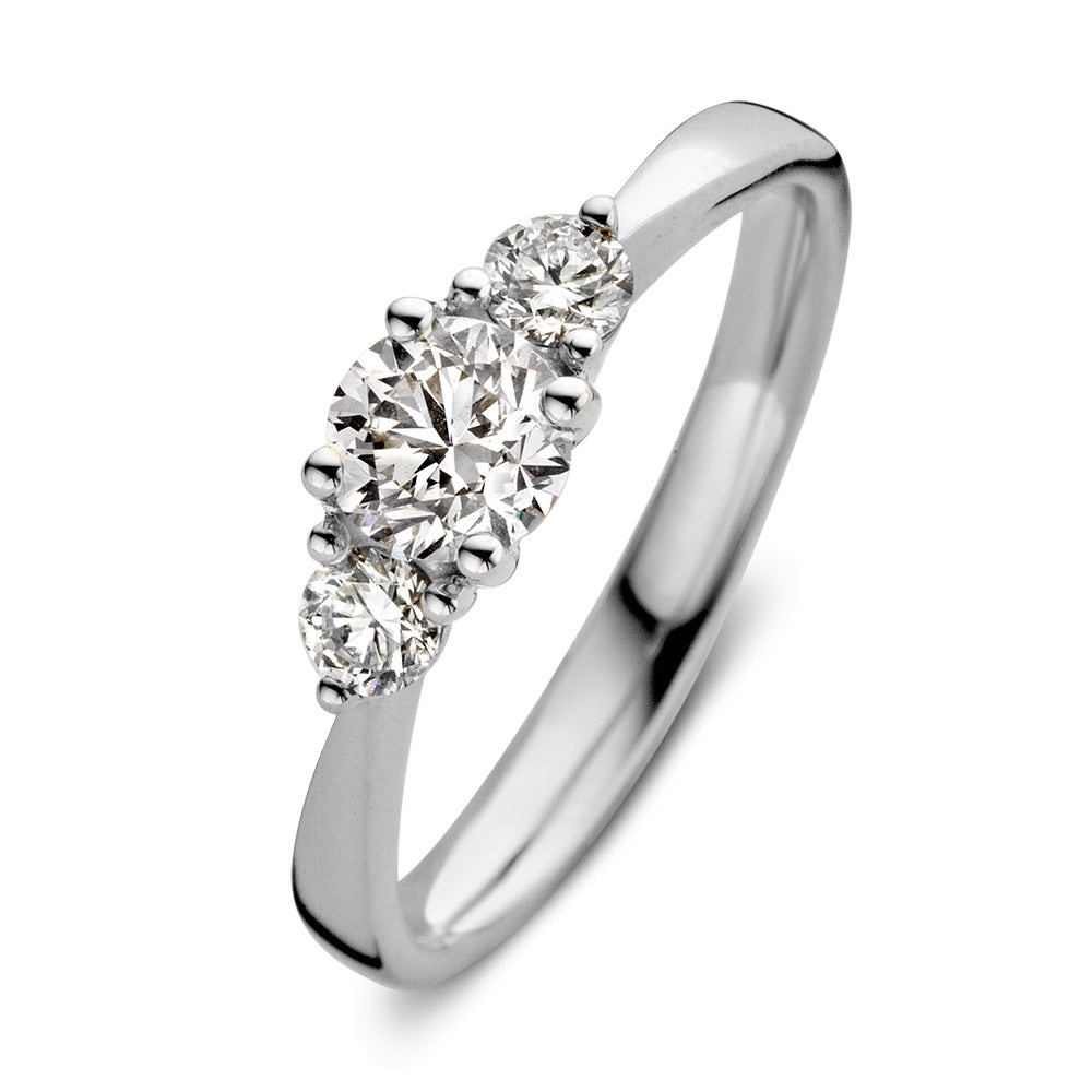 Alix is onze schitterende driesteensring! Zoals de naam al verklapt bevat de ring drie diamanten, waarbij de twee zijstenen de grote middensteen extra laten stralen.Bij een driesteensring staan de drie stenen symbool voor het verleden, heden en de toekomst. Het is daarom een perfecte ring voor speciale gelegenheden als bijvoorbeeld een verloving! We hebben Alix bovendien zo ontworpen dat er een aanschuif- of trouwring tegenaan gedragen kan worden. Wat dacht je bijvoorbeeld van onzeMillie ring?

Kies zelf de gewenste steengrootte van jouw diamanten. De Alix ring isin verschillende maten en goudkleuren beschikbaar.



