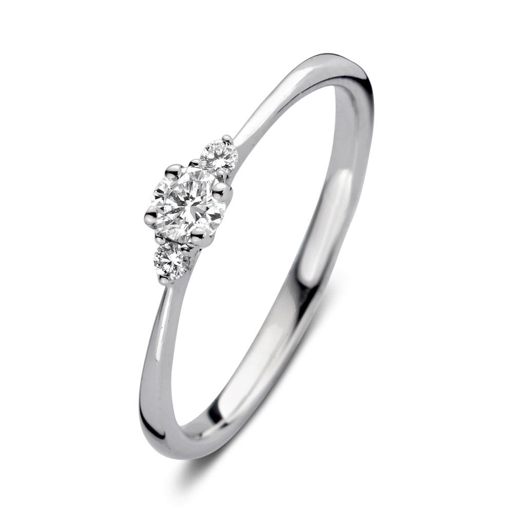 Alix is onze schitterende driesteensring! Zoals de naam al verklapt bevat de ring drie diamanten, waarbij de twee zijstenen de grote middensteen extra laten stralen.Bij een driesteensring staan de drie stenen symbool voor het verleden, heden en de toekomst. Het is daarom een perfecte ring voor speciale gelegenheden als bijvoorbeeld een verloving! We hebben Alix bovendien zo ontworpen dat er een aanschuif- of trouwring tegenaan gedragen kan worden. Wat dacht je bijvoorbeeld van onze Millie ring

Kies zelf de gewenste steengrootte van jouw diamanten. De Alix ring isin verschillende maten en goudkleuren beschikbaar.
