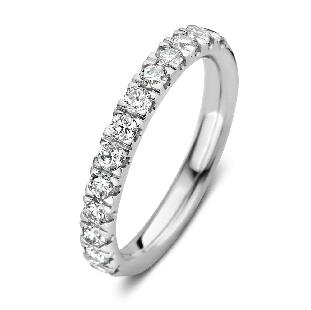 Millie is een klassieke rijring welke je onmiddellijk tegemoet schittert. De ring is halfom gezet met fijne briljanten in stevige chatonzetting. Dankzij deze open zetting zijn de diamanten niet alleen goed beschermd, maar kunnen ze het licht optimaal weerkaatsen. Ring Millie is niet voor niets één van de highlights in onze collectie. Ze is perfect te combineren met veel van onze andere ringen. Probeer Millie bijvoorbeeld eens in combinatie metsolitair Olivia.

Kies zelf de gewenste steengrootte van jouw diamanten. Ring Millie isin verschillendebreedtes en goudkleuren verkrijgbaar.
