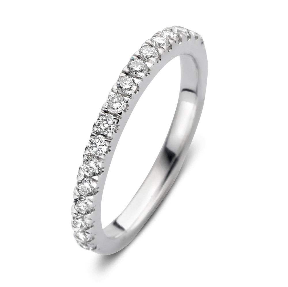 Millie is een klassieke rijring welke je onmiddellijk tegemoet schittert. De ring is halfom gezet met fijne briljanten in stevige chatonzetting. Dankzij deze open zetting zijn de diamanten niet alleen goed beschermd, maar kunnen ze het licht optimaal weerkaatsen. Ring Millie is niet voor niets één van de highlights in onze collectie. Ze is perfect te combineren met veel van onze andere ringen. Probeer Millie bijvoorbeeld eens in combinatie metsolitair Olivia.

Kies zelf de gewenste steengrootte van jouw diamanten. Ring Millie isin verschillendebreedtes en goudkleuren verkrijgbaar.
