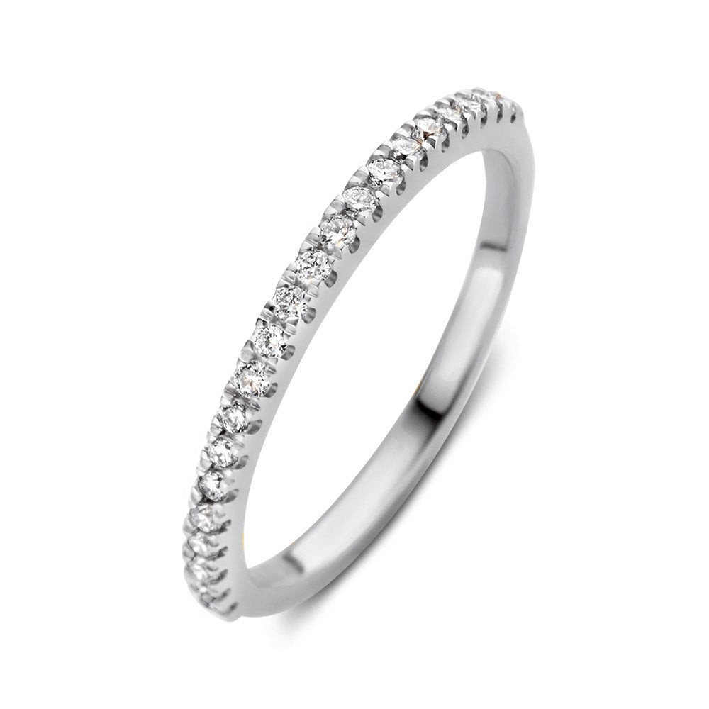 Millie is een klassieke rijring welke je onmiddellijk tegemoet schittert. De ring is halfom gezet met fijne briljanten in stevige chatonzetting. Dankzij deze open zetting zijn de diamanten niet alleen goed beschermd, maar kunnen ze het licht optimaal weerkaatsen. Ring Millie is niet voor niets één van de highlights in onze collectie. Ze is perfect te combineren met veel van onze andere ringen. Probeer Millie bijvoorbeeld eens in combinatie metsolitair Olivia.

Kies zelf de gewenste steengrootte van jouw diamanten. Ring Millie isin verschillendebreedtes en goudkleuren verkrijgbaar.
