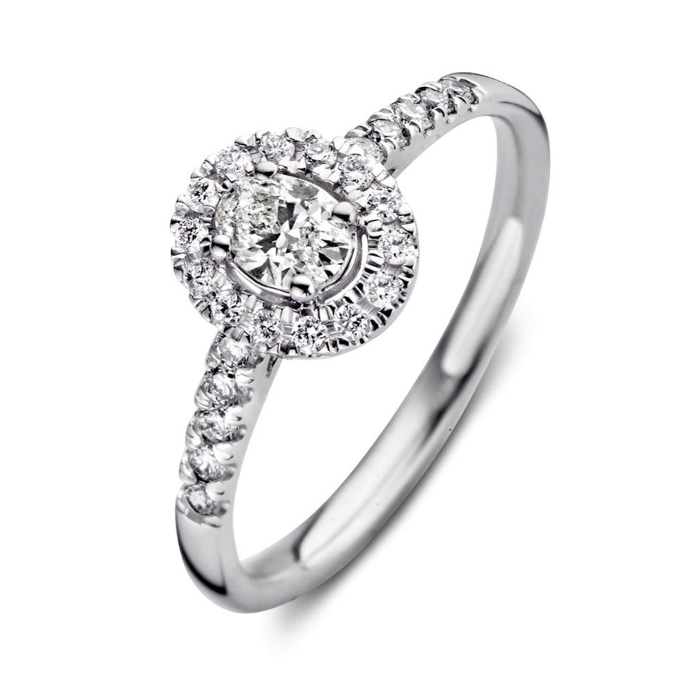 Rosie is een klassieker in een modern jasje. Deze ring bevat als stralend middenpunt een prachtige ovaal geslepen diamant. Rondom de ovale middensteen zijn kleinere briljanten gezet. De extra briljanten in de scheen van de ring maken en fonkelende plaatje compleet! Dankzij de verhoogde zetting is ring Rosie perfect met andere gladde of diamanten rijringen te combineren. Probeer haar eens met onze aanschuifringMillie.
