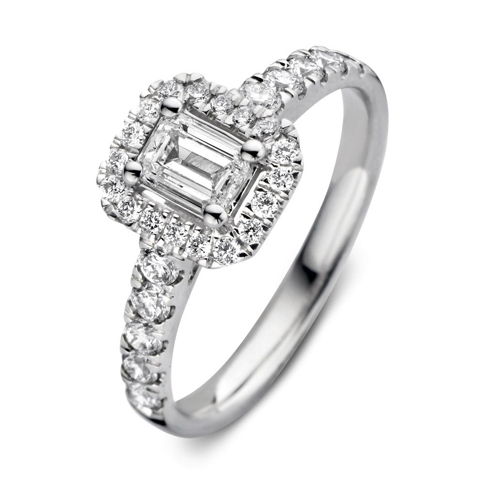 Ring Ivy Royal is dankzij de prachtige emerald geslepen middensteen een echte showstopper!De opvallende middensteen wordt omringd door fijne briljanten voor een extra luxe uitstraling. De extra briljanten in de scheen van de ring maken het feestje helemaal af. De ring heeft eenlicht verhoogde zetting, waardoor hij perfect gecombineerd kan worden met een gladde of diamanten rijring.Combineer haar bijvoorbeeld met de verfijndeMillie ring.

Kies zelf de gewenste steengrootte van jouw diamanten. Ring Ivy Royal isin verschillende maten beschikbaar. Bekijk bovendien eens deIvy ring,met een gladde gouden scheen.
