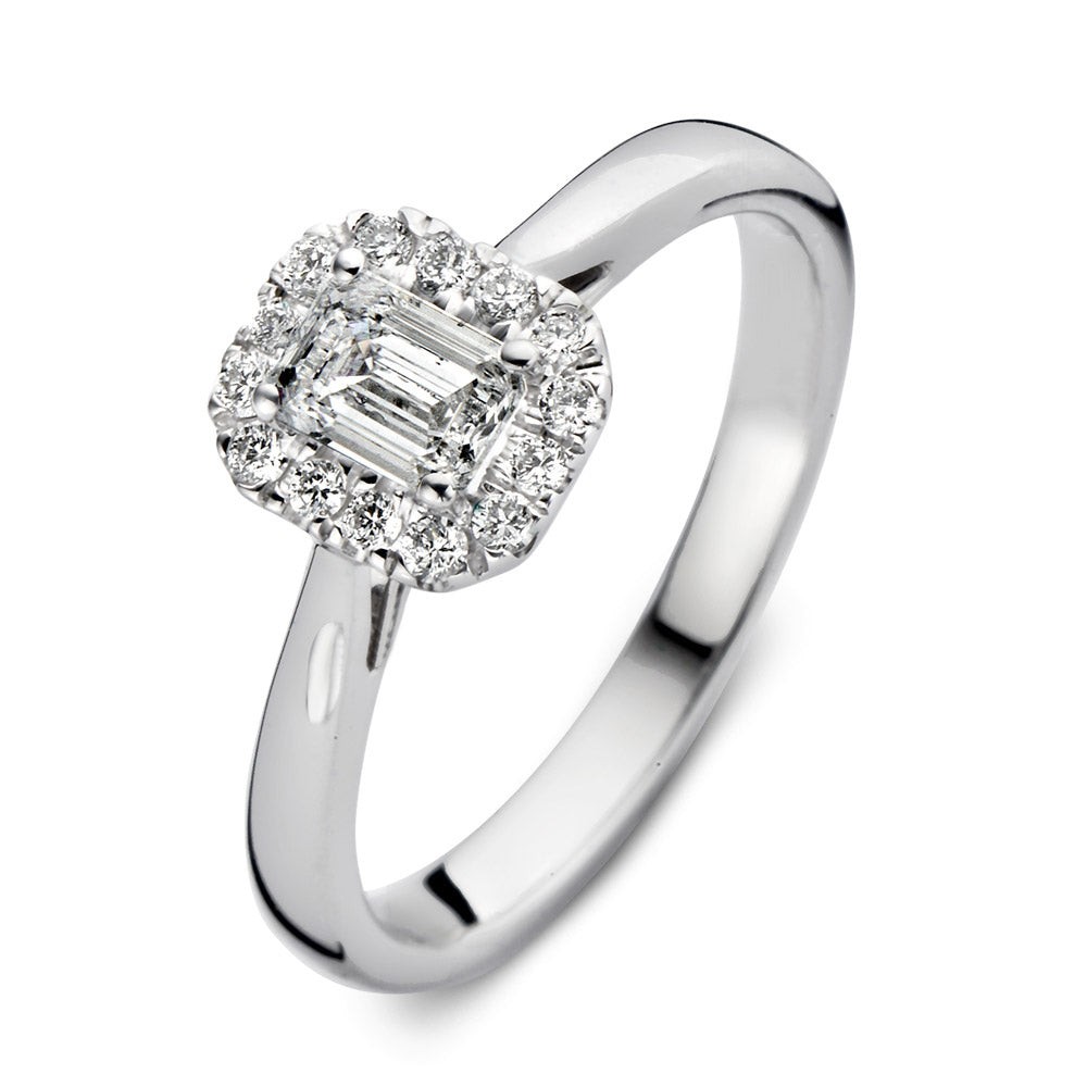 Ring Ivy is dankzij de prachtige emerald geslepen middensteen een echte showstopper!De opvallende middensteen wordt omringd door fijne briljanten voor een extra luxe uitstraling.De ring heeft eenlicht verhoogde zetting, waardoor hij perfect gecombineerd kan worden met een gladde of diamanten rijring.Combineer haar bijvoorbeeld met de verfijndeMillie ring.

Kies zelf de gewenste steengrootte van jouw diamanten. Ring Ivy isin verschillende maten en goudkleuren beschikbaar. Bekijk bovendien eens deIvy Royal ring, waarbij ook de scheen is gezet met briljant geslepen diamanten.



