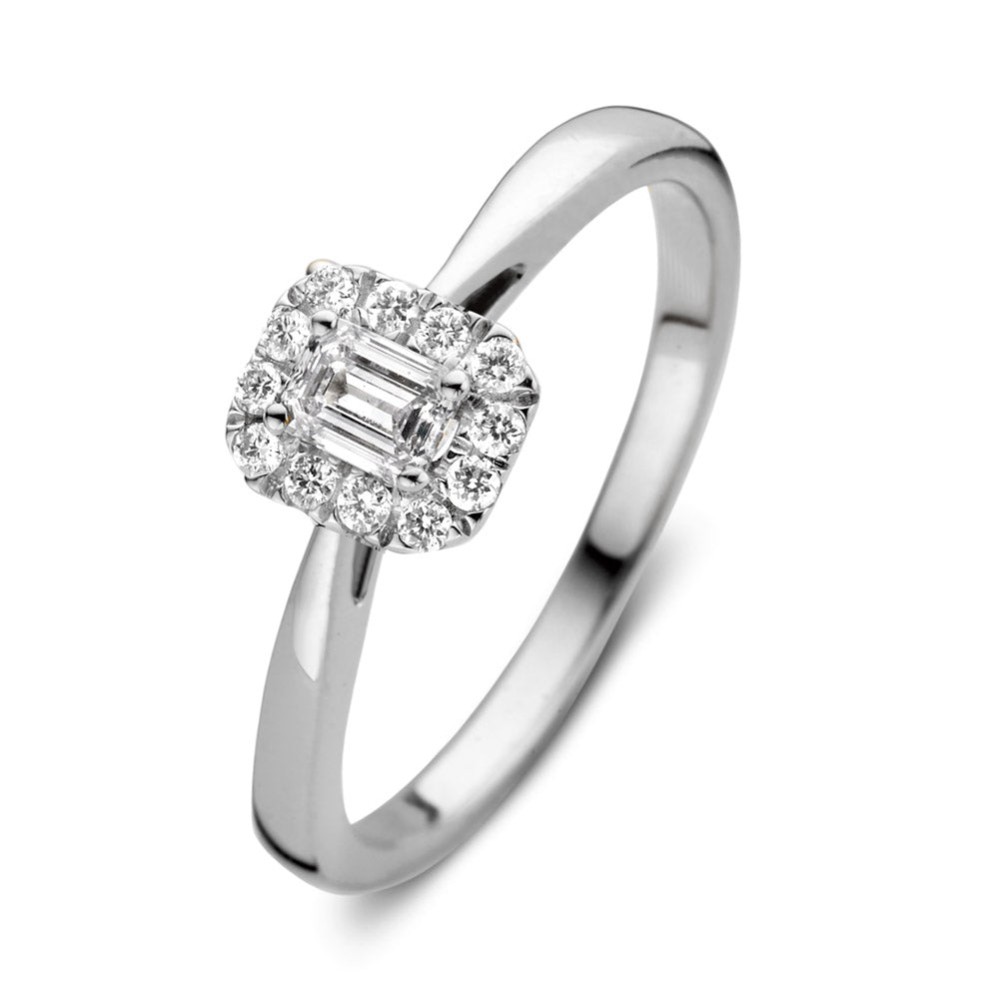 Ring Ivy is dankzij de prachtige emerald geslepen middensteen een echte showstopper!De opvallende middensteen wordt omringd door fijne briljanten voor een extra luxe uitstraling.De ring heeft eenlicht verhoogde zetting, waardoor hij perfect gecombineerd kan worden met een gladde of diamanten rijring.Combineer haar bijvoorbeeld met de verfijndeMillie ring.

Kies zelf de gewenste steengrootte van jouw diamanten. Ring Ivy isin verschillende maten en goudkleuren beschikbaar. Bekijk bovendien eens deIvy Royal ring, waarbij ook de scheen is gezet met briljant geslepen diamanten.


