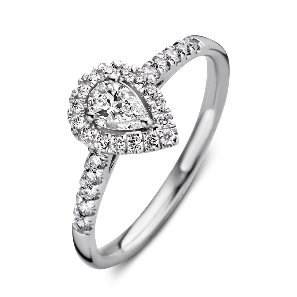 Een echte eyecatcher binnen de collectie is deze peervormige Elin ring! De fancy cut diamant is geslepen in peervorm en valt dan ook onmiddellijk op. De middensteen is bovendien omringd door kleinere briljant geslepen diamant voor een extra wauw-factor. Ook de scheen van de ring bevat fijne, fonkelende diamanten, wat de luxe uitstraling helemaal compleet maakt. De ring heeft een sierlijke verhoogde zetting, waardoor hij perfect gecombineerd kan worden met een gladde of diamanten rijring. Wat dacht je bijvoorbeeld van onzeMillie ring?

Kies zelf de gewenste steengrootte van jouw diamanten. De Elin ring isin verschillende maten en goudkleuren beschikbaar.


