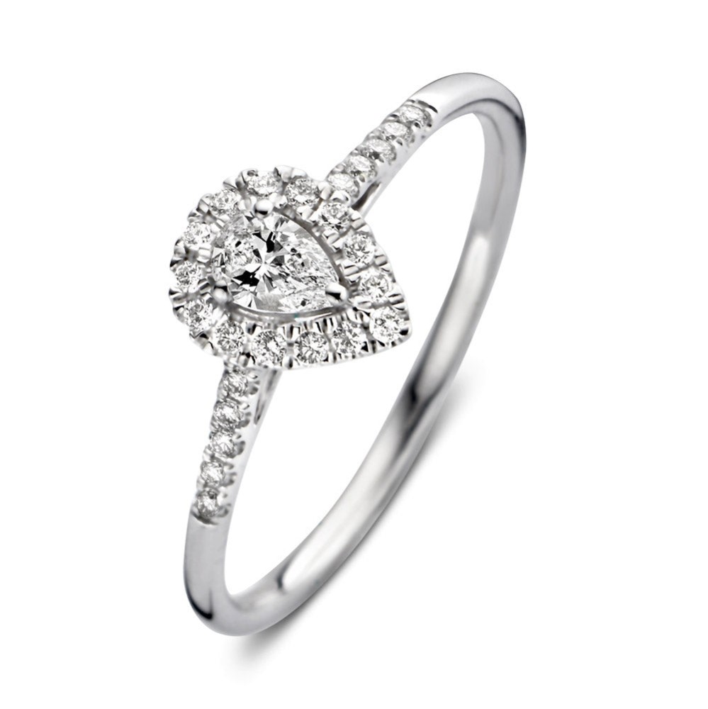 Een echte eyecatcher binnen de collectie is deze peervormige Elin ring! De fancy cut diamant is geslepen in peervorm en valt dan ook onmiddellijk op. De middensteen is bovendien omringd door kleinere briljant geslepen diamant voor een extra wauw-factor. Ook de scheen van de ring bevat fijne, fonkelende diamanten, wat de luxe uitstraling helemaal compleet maakt. De ring heeft een sierlijke verhoogde zetting, waardoor hij perfect gecombineerd kan worden met een gladde of diamanten rijring. Wat dacht je bijvoorbeeld van onzeMillie ring?

Kies zelf de gewenste steengrootte van jouw diamanten. De Elin ring isin verschillende maten en goudkleuren beschikbaar.
