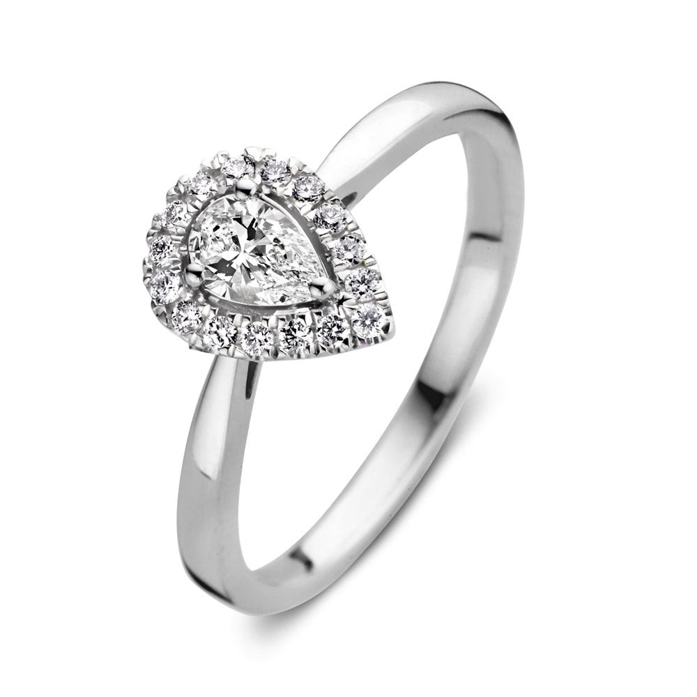 Een echte eyecatcher binnen de collectie is deze peervormige Elin ring! De fancy cut diamant is geslepen in peervorm en valt dan ook onmiddellijk op. De middensteen is bovendien omringd door kleinere briljant geslepen diamant voor een extra wauw-factor. De ring heeft een sierlijke verhoogde zetting, waardoor hij perfect gecombineerd kan worden met een gladde of diamanten rijring. Wat dacht je bijvoorbeeld van onzeMillie ring?

Kies zelf de gewenste steengrootte van jouw diamanten. De Elin ring isin verschillende maten en goudkleuren beschikbaar. Nog meer sparkle? Bekijk dan ook eens deElin Royal ringmet extra briljanten in de scheen.
