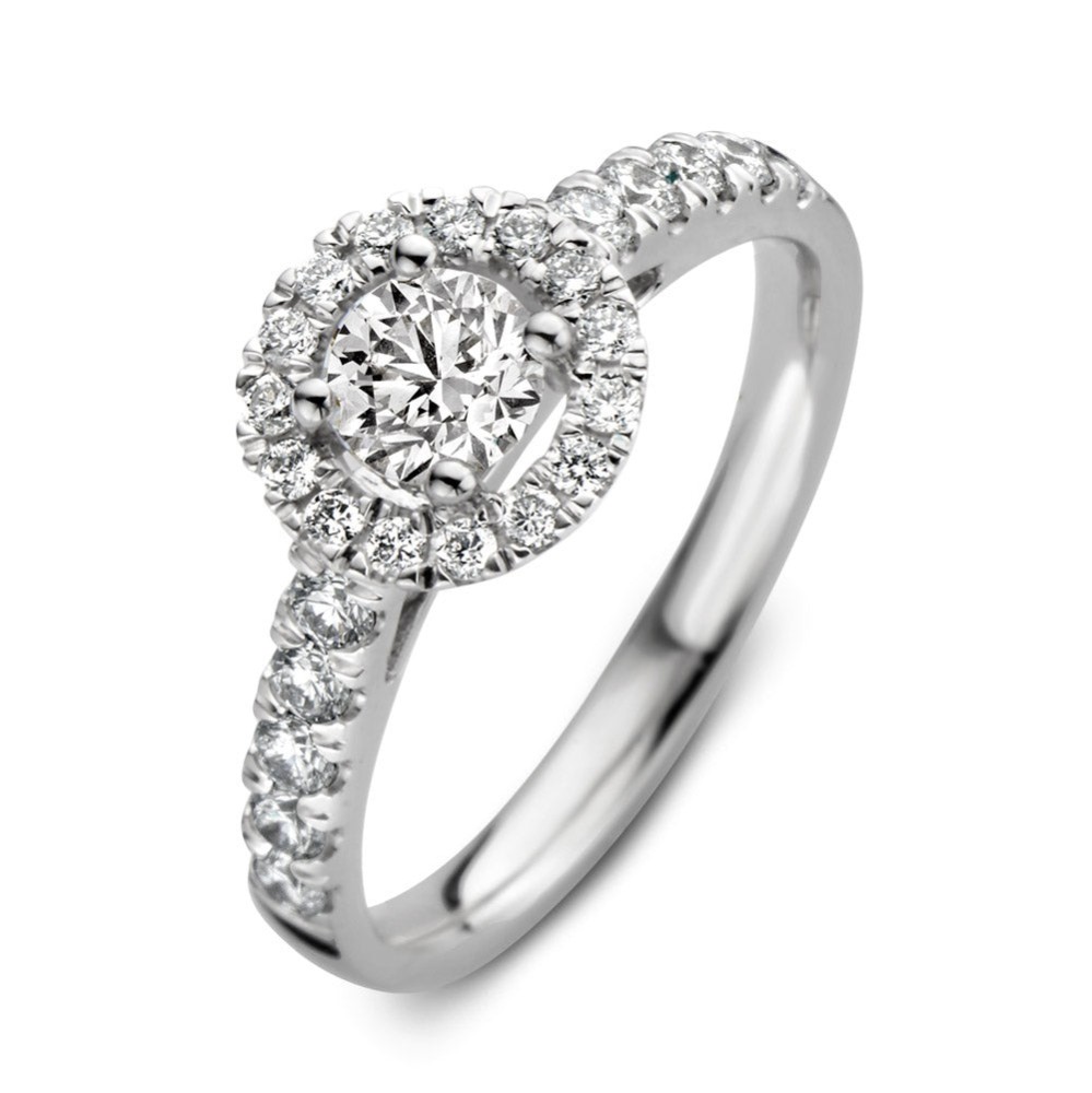 Dankzij haar stijlvolle en luxe uitstralingis ring Emma één van onze populairste ringmodellen.De ring heeft een schitterendeentourage zetting. De ronde middensteen (briljant geslepen) wordt hierbij omringd door kleinere briljanten. De zijstenen in de scheen maken het plaatje van deze luxe ring compleet! De ring heeft een sierlijke verhoogde zetting, waardoor hij perfect gecombineerd kan worden met een gladde of diamanten rijring.Combineer haar bijvoorbeeld met de verfijndeMillie ring.

Kies zelf de gewenste steengrootte van jouw diamanten. DeEmma Royal ring isin verschillende maten en goudkleuren beschikbaar. Bekijk bovendien eens deEmma ring,met gladde gouden scheen.

De Emma Royal ring onderdeel van een set, in onze collectie zijn bijpassende colliers enoorbellen te vinden.
