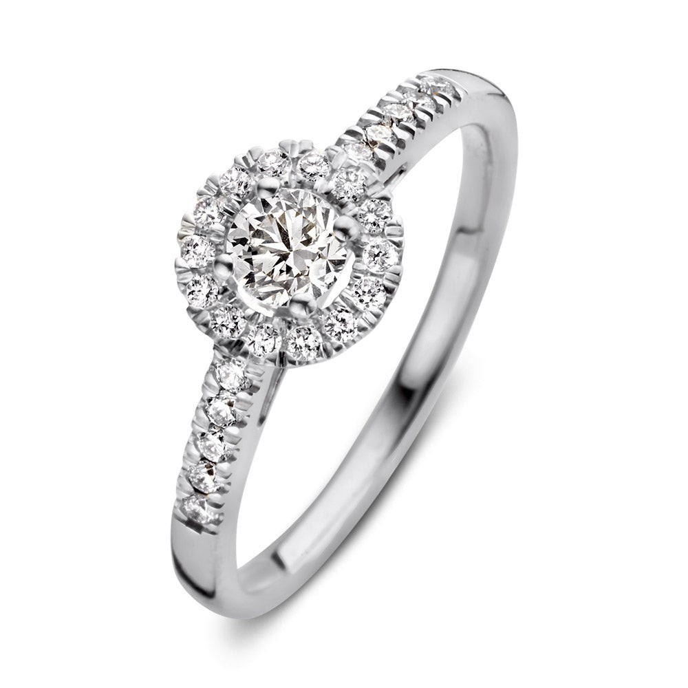 Dankzij haar stijlvolle en luxe uitstralingis ring Emma één van onze populairste ringmodellen.De ring heeft een schitterendeentourage zetting. De ronde middensteen (briljant geslepen) wordt hierbij omringd door kleinere briljanten. De zijstenen in de scheen maken het plaatje van deze luxe ring compleet! De ring heeft een sierlijke verhoogde zetting, waardoor hij perfect gecombineerd kan worden met een gladde of diamanten rijring.Combineer haar bijvoorbeeld met de verfijndeMillie ring.

Kies zelf de gewenste steengrootte van jouw diamanten. DeEmma Royal ring isin verschillende maten en goudkleuren beschikbaar. Bekijk bovendien eens deEmma ring,met gladde gouden scheen.

De Emma Royal ring onderdeel van een set, in onze collectie zijn bijpassende colliers enoorbellen te vinden.



