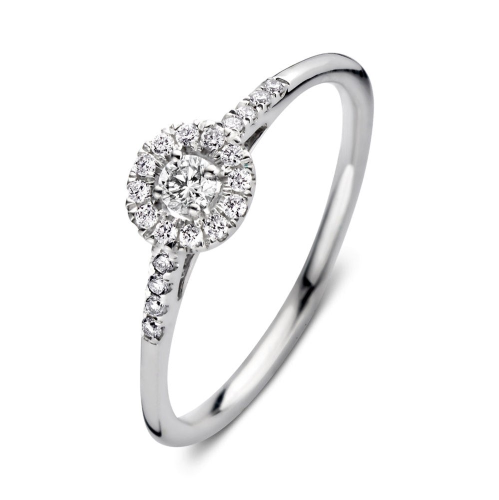 Dankzij haar stijlvolle en luxe uitstralingis ring Emma één van onze populairste ringmodellen.De ring heeft een schitterendeentourage zetting. De ronde middensteen (briljant geslepen) wordt hierbij omringd door kleinere briljanten. De zijstenen in de scheen maken het plaatje van deze luxe ring compleet! De ring heeft een sierlijke verhoogde zetting, waardoor hij perfect gecombineerd kan worden met een gladde of diamanten rijring.Combineer haar bijvoorbeeld met de verfijndeMillie ring.

Kies zelf de gewenste steengrootte van jouw diamanten. DeEmma Royal ring isin verschillende maten en goudkleuren beschikbaar. Bekijk bovendien eens deEmma ring,met gladde gouden scheen.

De Emma Royal ring onderdeel van een set, in onze collectie zijn bijpassende colliers enoorbellen te vinden.


