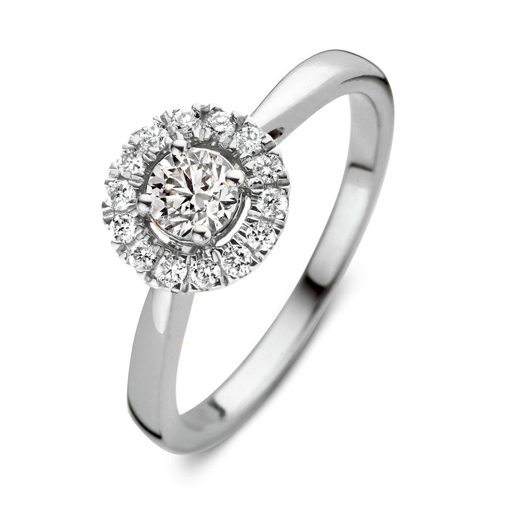 Dankzij haar stijlvolle en luxe uitstralingis ring Emma één van onze populairste ringmodellen.De ring heeft een schitterendeentourage zetting. De ronde middensteen (briljant geslepen) wordt hierbij omringd door kleinere briljanten. De ring heeft een sierlijke verhoogde zetting, waardoor hij perfect gecombineerd kan worden met een gladde of diamanten rijring.Combineer haar bijvoorbeeld met de verfijndeMillie ring.

Kies zelf de gewenste steengrootte van jouw diamanten. DeEmma ring isin verschillende maten en goudkleuren beschikbaar. Bekijk bovendien eens deEmma Royal ring,de luxe uitstraling wordt bij dit model afgemaakt met extra briljanten in de scheen.

De Emmaring onderdeel van een set, in onze collectie zijn bijpassende colliers enoorbellen te vinden.


