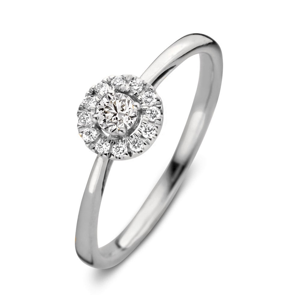 Dankzij haar stijlvolle en luxe uitstralingis ring Emma één van onze populairste ringmodellen.De ring heeft een schitterendeentourage zetting. De ronde middensteen (briljant geslepen) wordt hierbij omringd door kleinere briljanten. De ring heeft een sierlijke verhoogde zetting, waardoor hij perfect gecombineerd kan worden met een gladde of diamanten rijring.Combineer haar bijvoorbeeld met de verfijndeMillie ring.

Kies zelf de gewenste steengrootte van jouw diamanten. DeEmma ring isin verschillende maten en goudkleuren beschikbaar. Bekijk bovendien eens deEmma Royal ring, de luxe uitstraling wordt bij dit model afgemaakt met extra briljanten in de scheen.

De Emmaringonderdeel van een set, in onze collectie zijn bijpassende colliers enoorbellente vinden.
