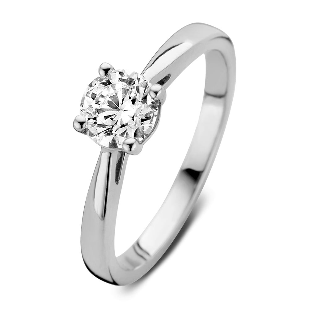 Ring Olivia is onze schitterende, tijdloze solitair ring. De Oliviacollectie bevat solitair sieraden die stralen in hun elegantie en eenvoud. De ring bevat een fonkelende diamant in heldere witgouden vierpootzetting. Doordat het licht de diamant hiermee goed bereikt,zal hij optimaal schitteren. Kies zelf de gewenste steengrootte van jouw diamant. De stijlvolle Olivia ring is in verschillende maten en goudkleuren beschikbaar.

Ring Olivia is onderdeel van een set, in onze collectie zijn bijpassende oorbellen en een collier te vinden. De solitair is perfect te combineren met onze diamantenrijring Millie.
