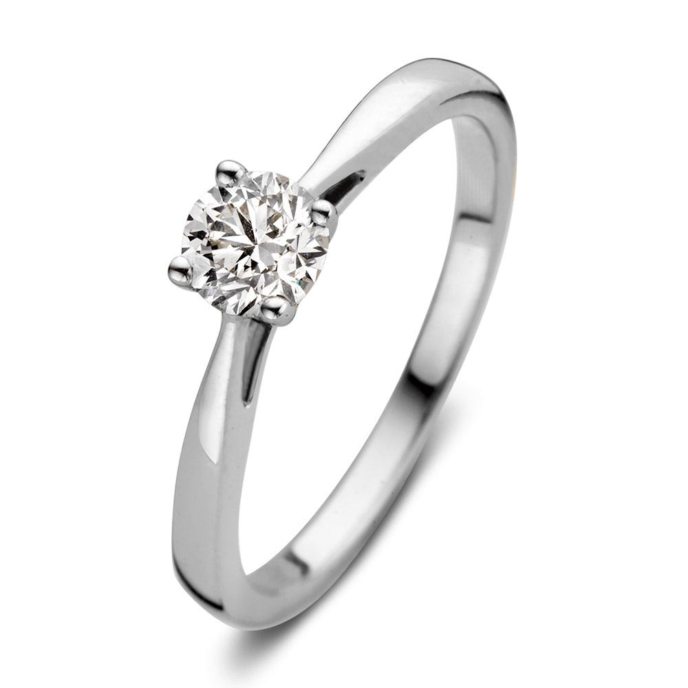 Ring Olivia is onderdeel van onze succesvolle solitair serie. Deze collectie bevat solitair sieraden die stralen in hun elegantie en eenvoud. De ring bevat een fonkelende diamant in gouden vierpootzetting. Doordat het licht de diamant hiermee goed bereikt,zal hij optimaal schitteren. Kies zelf de gewenste steengrootte van jouw diamant. De stijlvolle Olivia ring is in verschillende maten en goudkleuren beschikbaar.

Ring Olivia is onderdeel van een set, in onze collectie zijn bijpassende oorbellen en een collier te vinden. De solitair is perfect te combineren met onze diamantenrijring Millie.
