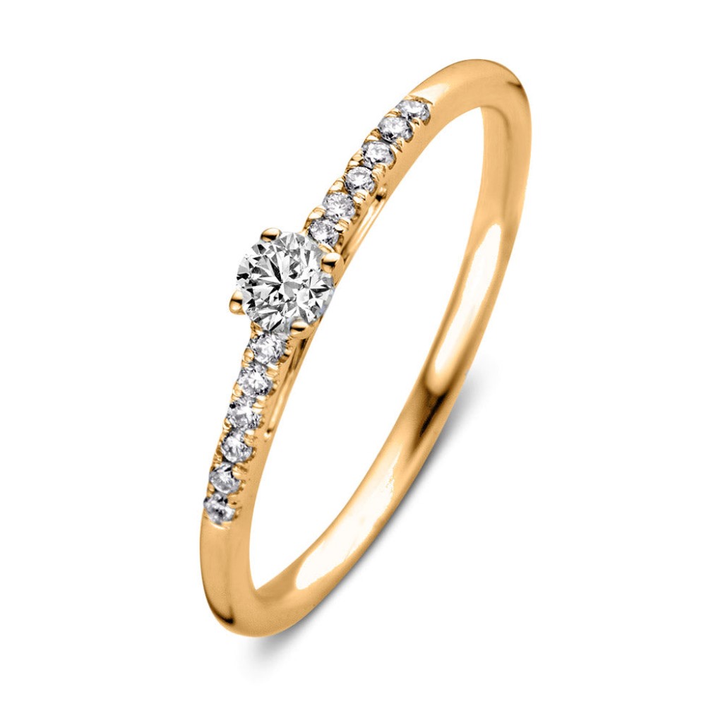 Ring Mary is een absoluut plaatje om te zien. Deze moderne klassieker bevat een prachtige briljant in vierpootszetting omgeven door fijnere briljanten in de scheen. Dankzij de open zetting vangt de diamant veel licht enschittert hij optimaal. Mary is prachtig te combineren met een gladde of diamanten rijring. Probeer haar voor extra sparkle bijvoorbeeld eens samen metring Millie.

Kies zelf de gewenste steengrootte van jouw diamanten. Ring Mary isin verschillende matenverkrijgbaar.
