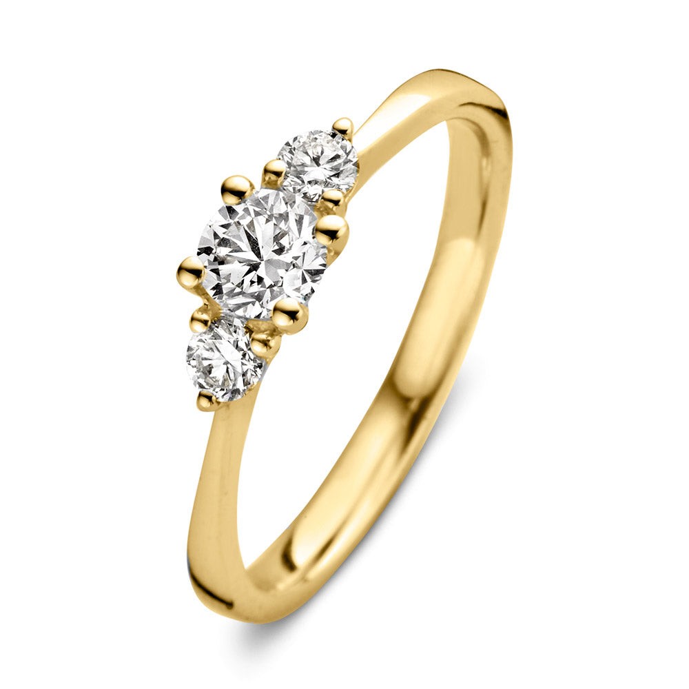 Alix is onze schitterende driesteensring! Zoals de naam al verklapt bevat de ring drie diamanten, waarbij de twee zijstenen de grote middensteen extra laten stralen.Bij een driesteensring staan de drie stenen symbool voor het verleden, heden en de toekomst. Het is daarom een perfecte ring voor speciale gelegenheden als bijvoorbeeld een verloving! We hebben Alix bovendien zo ontworpen dat er een aanschuif- of trouwring tegenaan gedragen kan worden. Wat dacht je bijvoorbeeld van onzeMillie ring?

Kies zelf de gewenste steengrootte van jouw diamanten. De Alix ring isin verschillende maten en goudkleuren beschikbaar.
